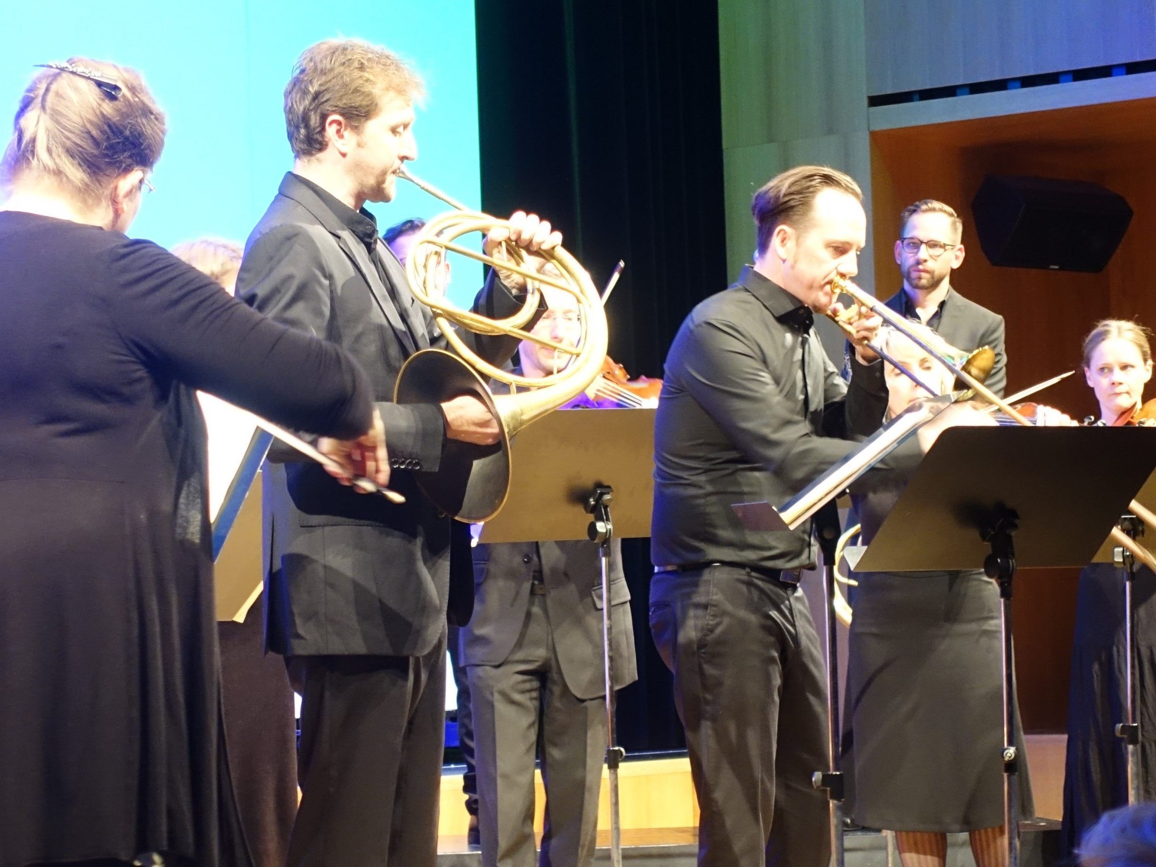 Konzert AmBach (von links): Konzertmeisterin Maria Bader-Kubizek, Hornist Johannes Hinterholzer, Posaunist Stefan Konzett. Konzert AmBach (von links): Konzertmeisterin Maria Bader-Kubizek, Hornist Johannes Hinterholzer, Posaunist Stefan Konzett.