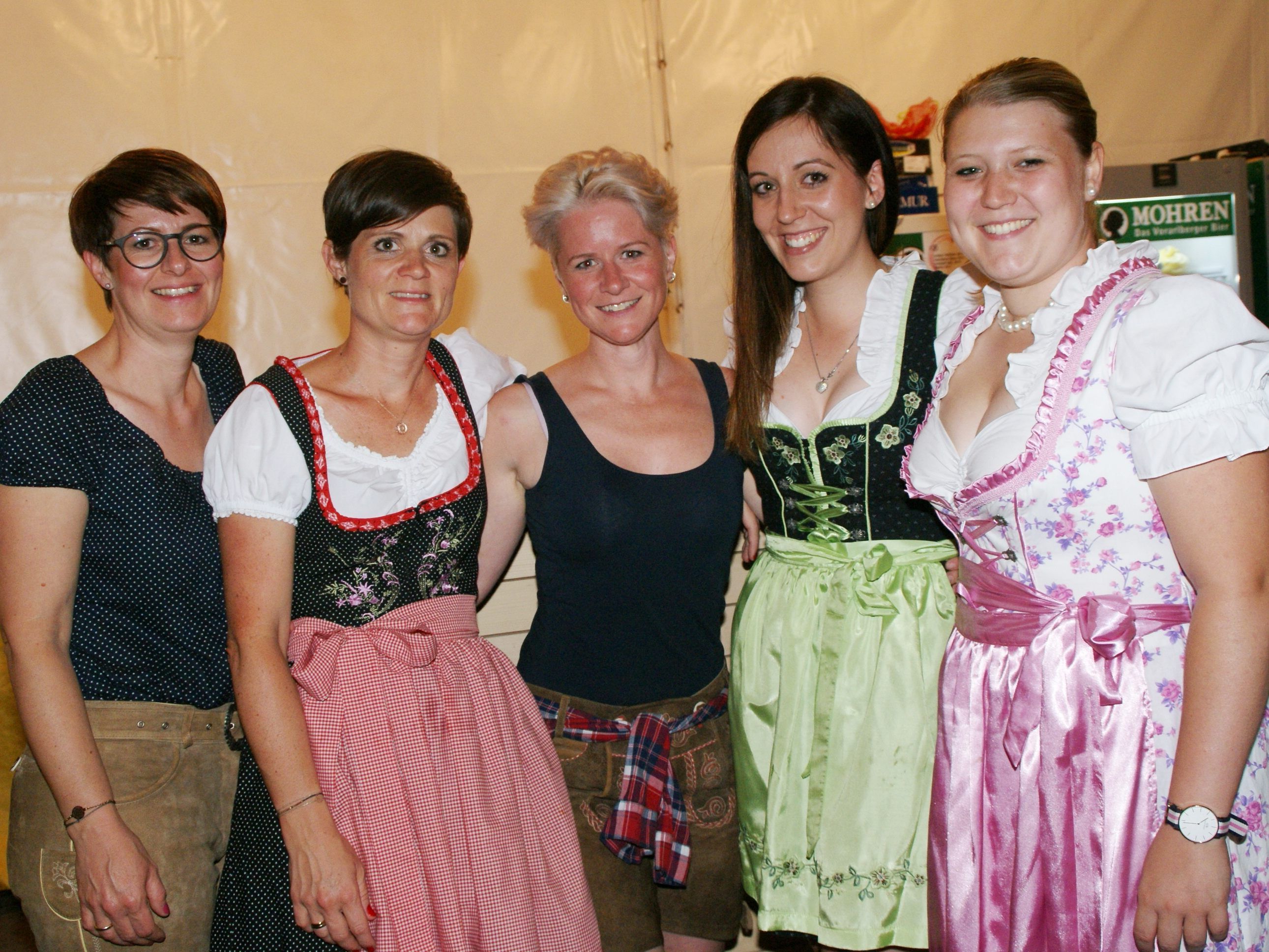 Die Mädels hatten sich in fesche Dirndl gewandet Die Mädels hatten sich in fesche Dirndl gewandet