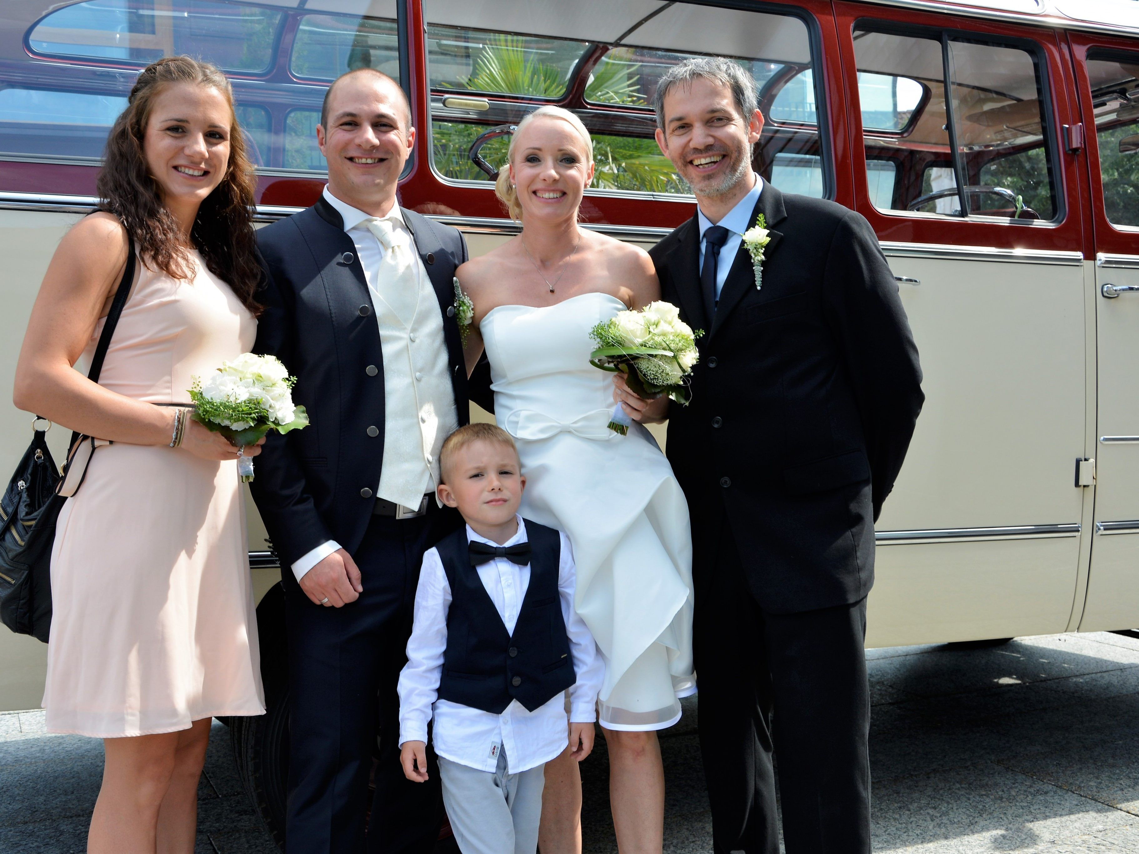 Das Brautpaar mit den Trauzeugen und Sohnemann Manuel bei der standesamtlichen Hochzeit in Schwarzach.