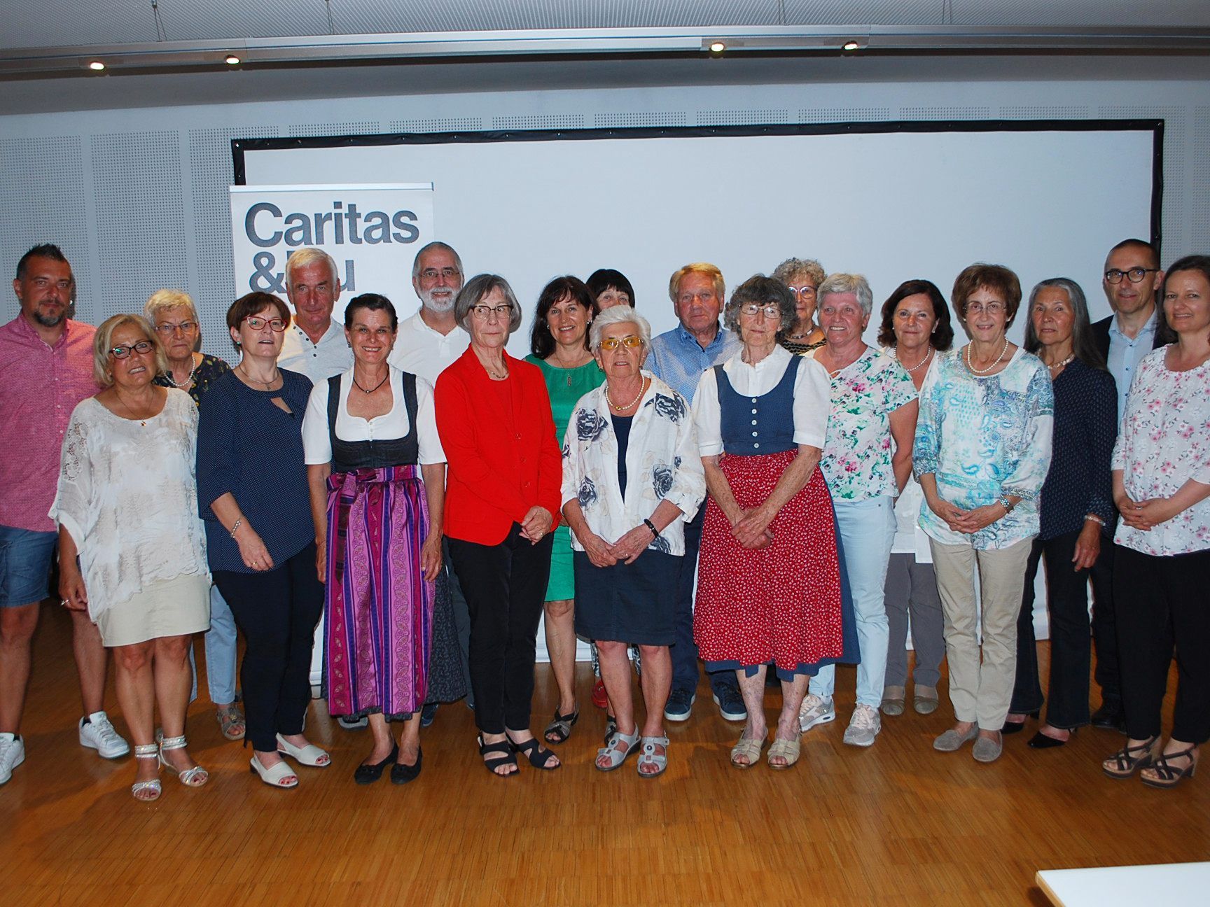 Im Rahmen eines Danke-Abends wurden ehrenamtlich tätige Caritas-Mitarbeiter für ihr langjähriges Engagement geehrt. Im Rahmen eines Danke-Abends wurden ehrenamtlich tätige Caritas-Mitarbeiter für ihr langjähriges Engagement geehrt.