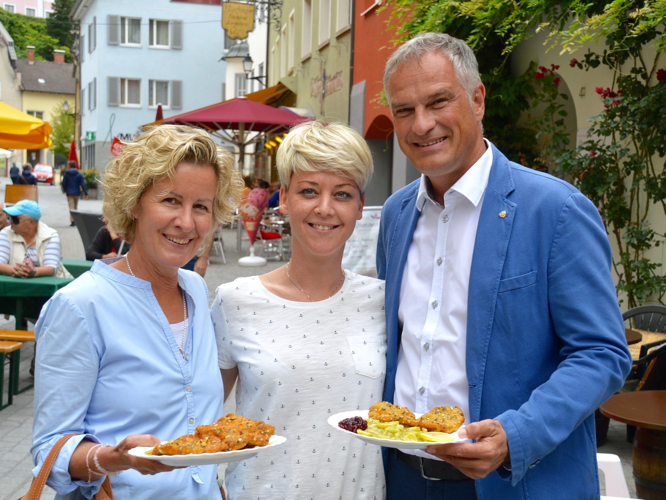 Vizebürgermeister Mario Leiter und seine Gattin Beate nahmen beim Mulbratlfest Eva Peter von der Enoteca Cecconi in ihre Mitte.