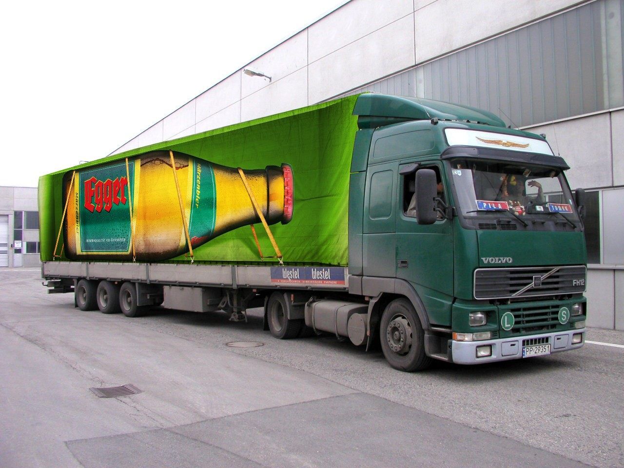 Die Privatbrauerei Egger schickte 20 Lkw-Züge nach Russland.den Die Privatbrauerei Egger schickte 20 Lkw-Züge nach Russland.den