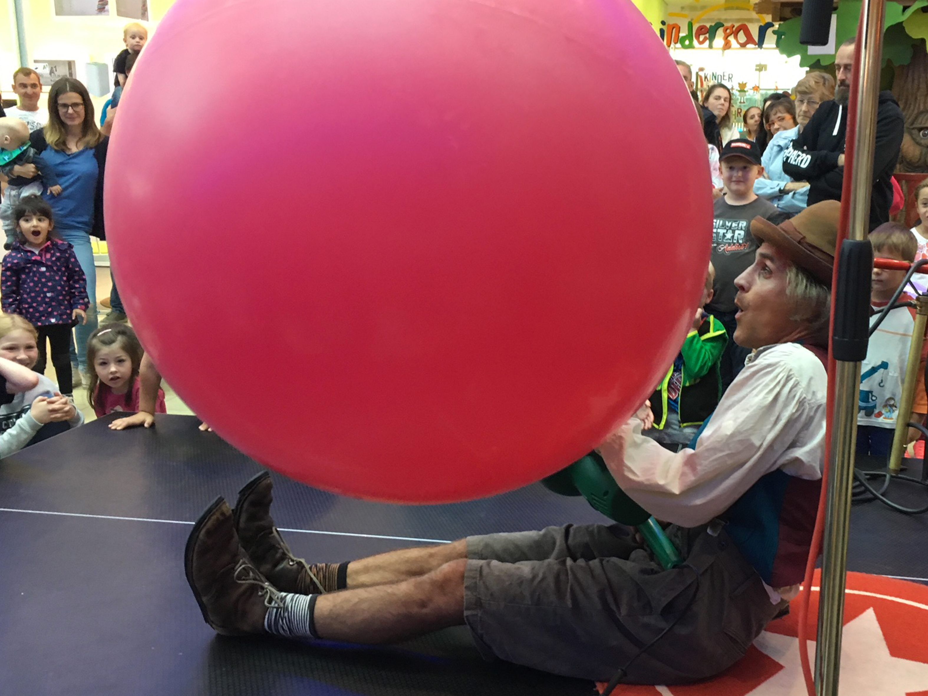 Clown Pompo kommt auch zu uns um 15 Uhr Clown Pompo kommt auch zu uns um 15 Uhr