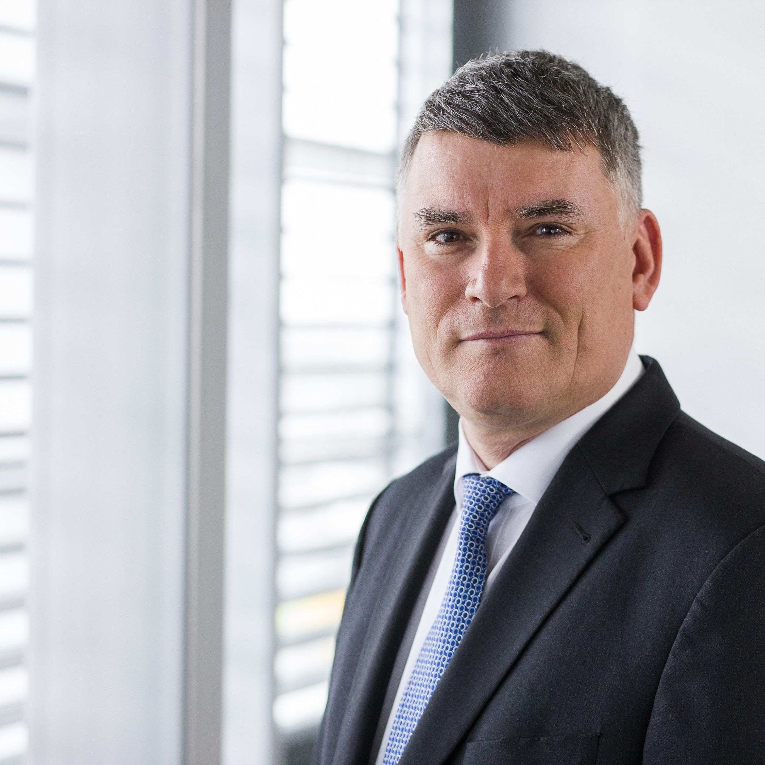 Aufsichtsrat drückt "vollstes Vertrauen" aus - Felder soll "langfristige Lösung" sein.