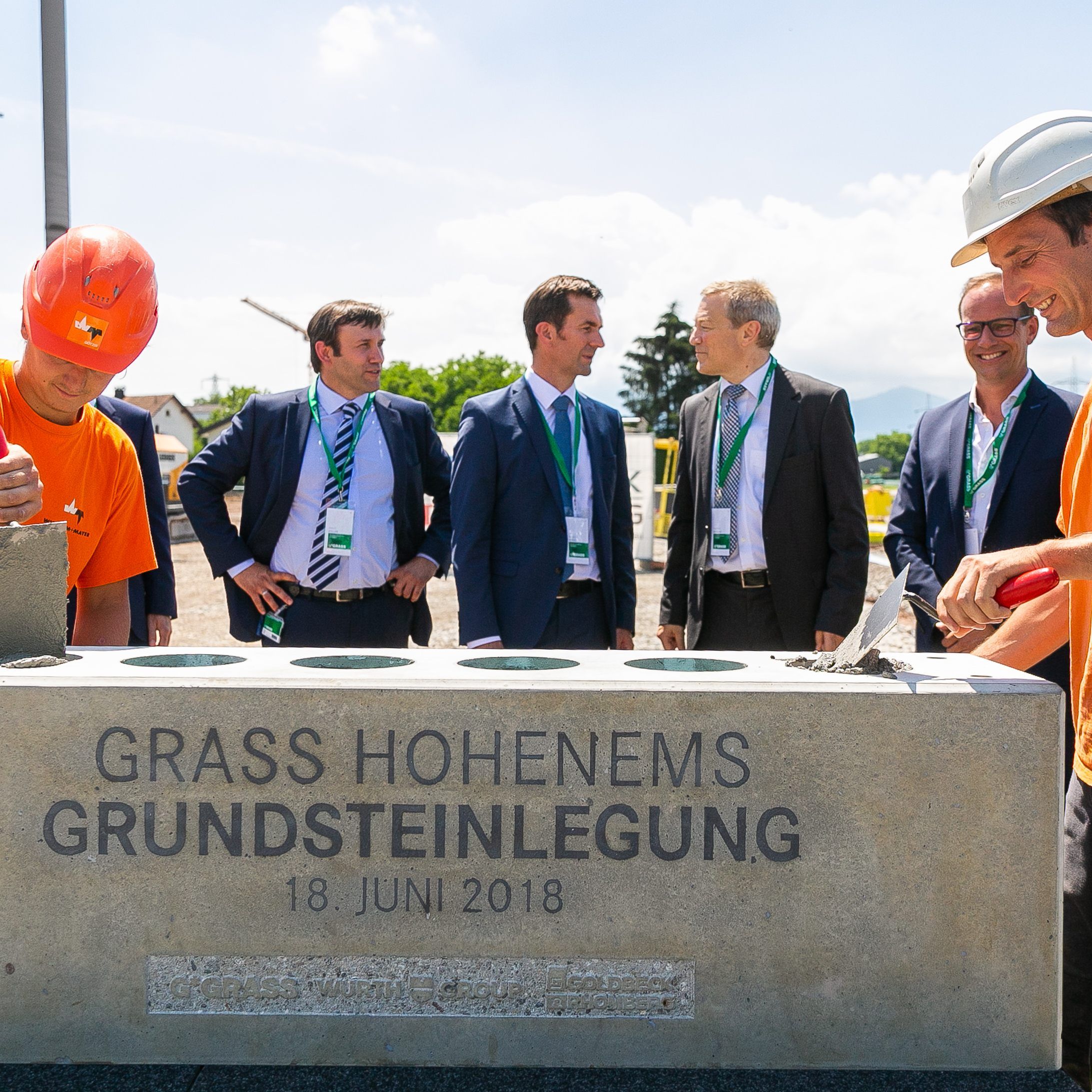 Die Zeitkapseln wurden in den Grundstein eingemauert, der im neuen Zentrallager von GRASS verbaut wird. In der Mitte die Mitglieder der GRASS-Geschäftsführung (von links): André Stiller, Thomas Zenker und Thomas Müller.