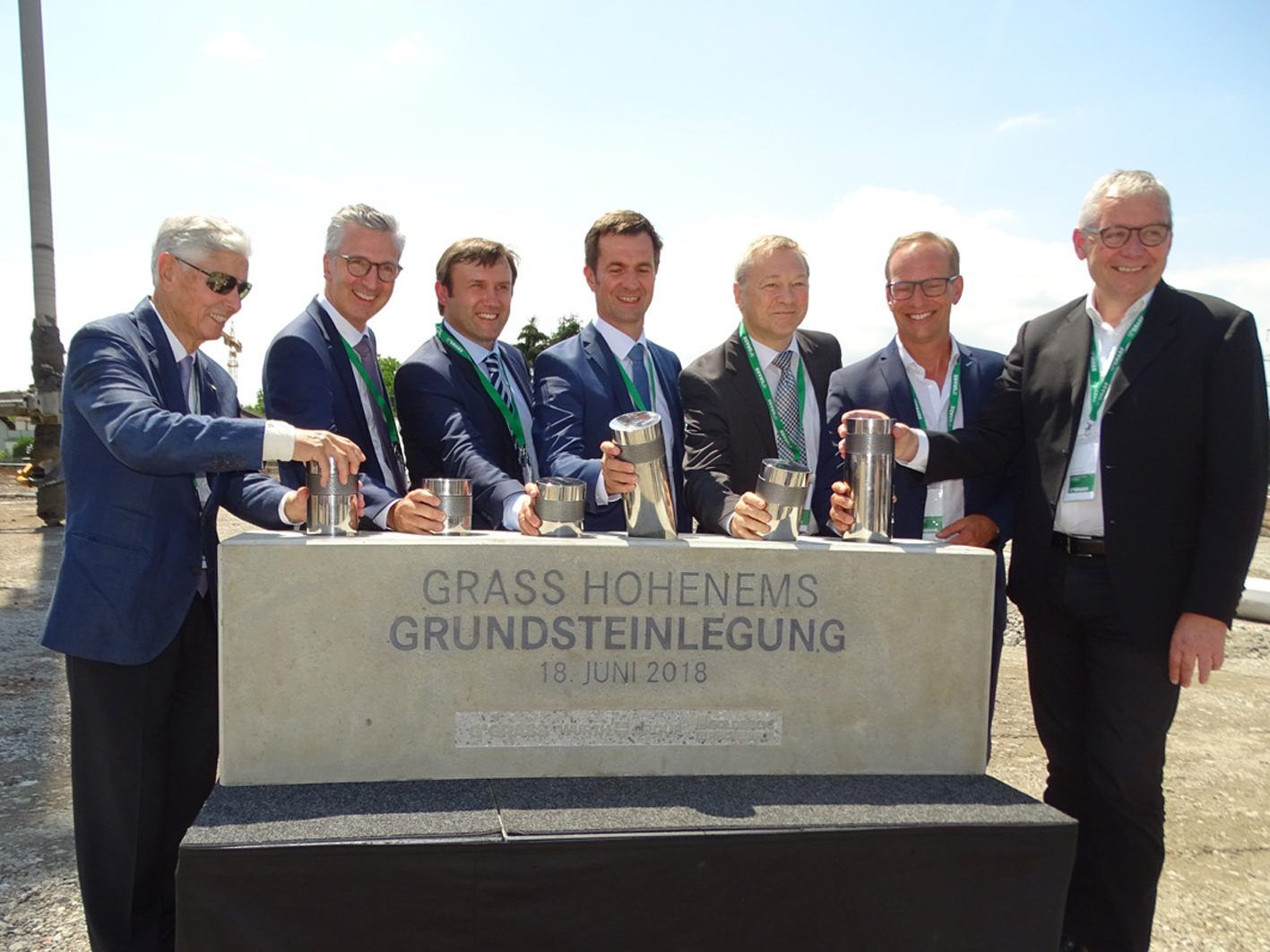 In den Grundstein, der an gut sichtbarer Stelle im Zentrallager verbaut wird, wurden sechs Zeitkapseln eingebracht.