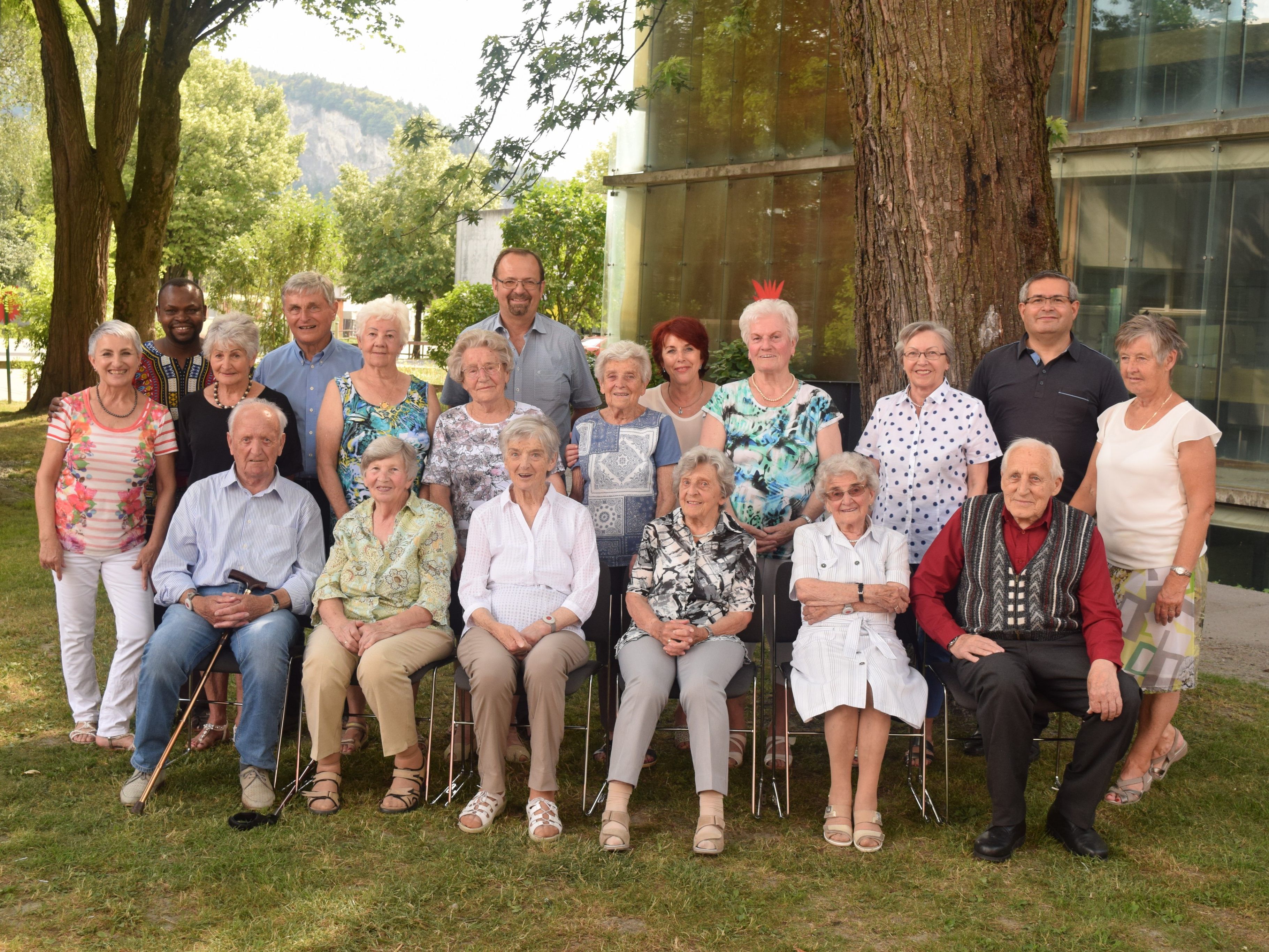 Die Geburtstagskinder mit Bürgermeister Rainer Siegele, Pfarrer Romeo Pal,  Pastoralassistent Richard Langat und dem Betreuerteam