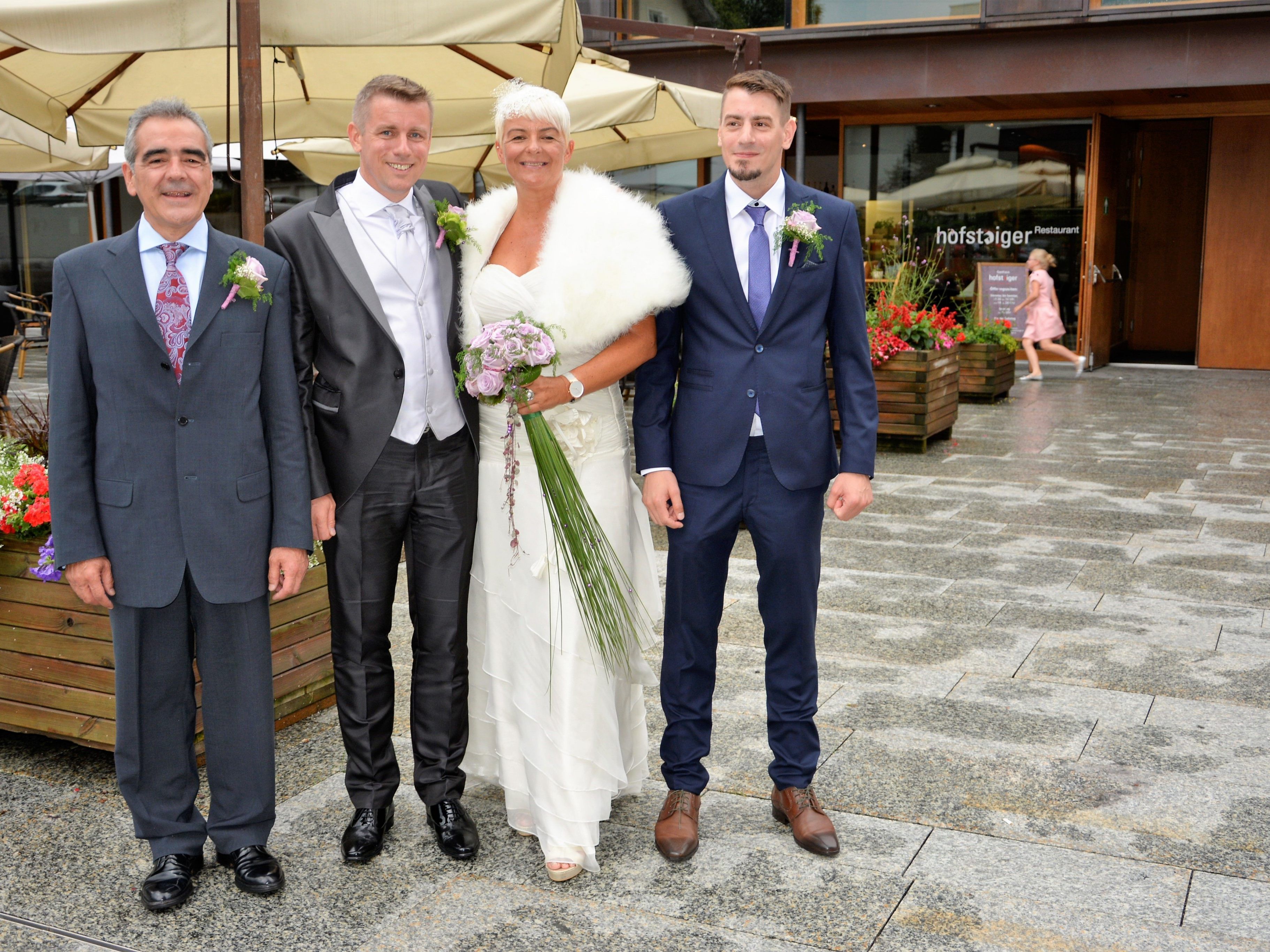 Das Brautpaar mit den Trauzeugen bei der standesamtlichen Hochzeit in Schwarzach..