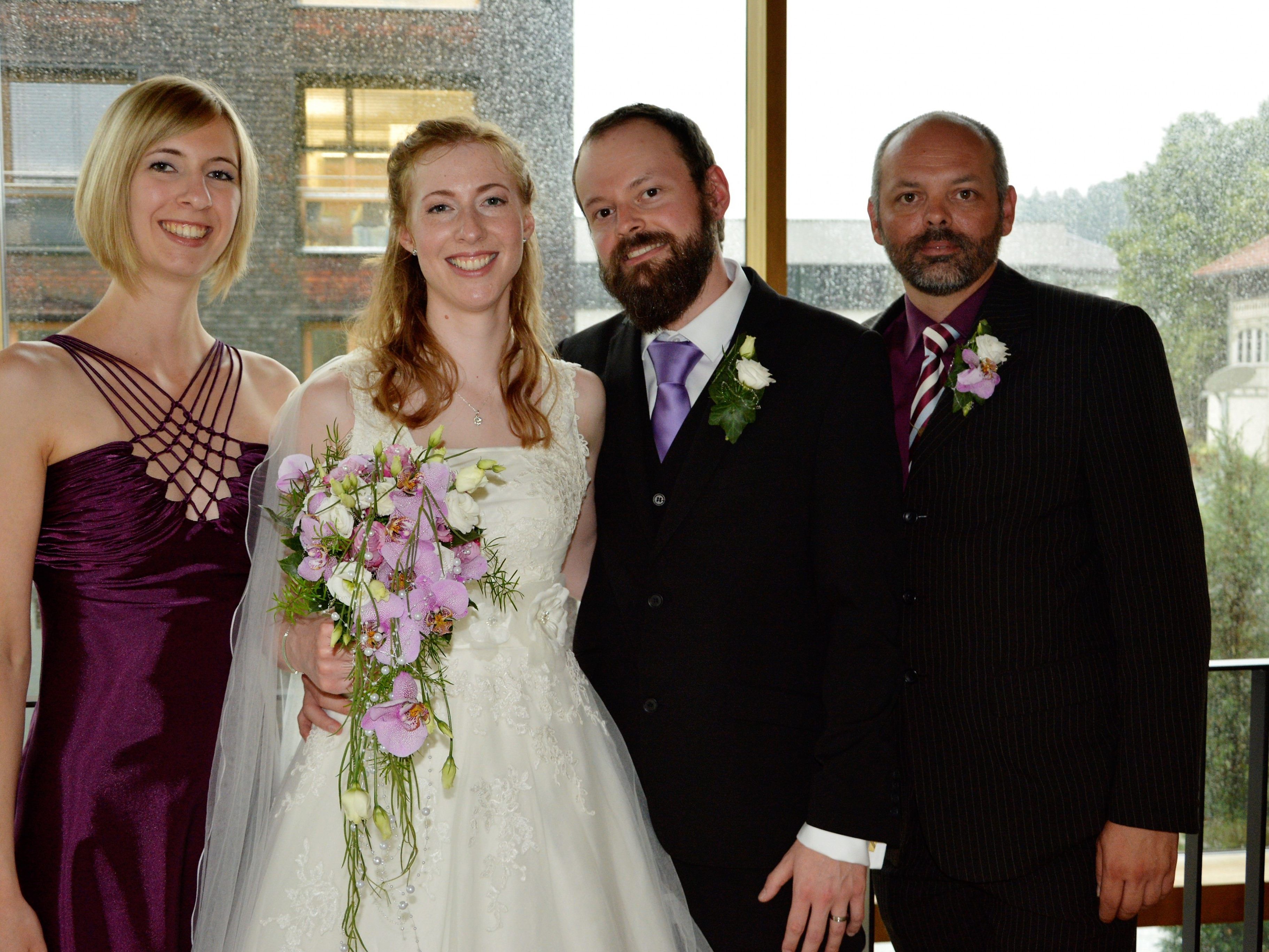 Das Brautpaar mit den Trauzeugen bei der standesamtlichen Hochzeit in Schwarzach.