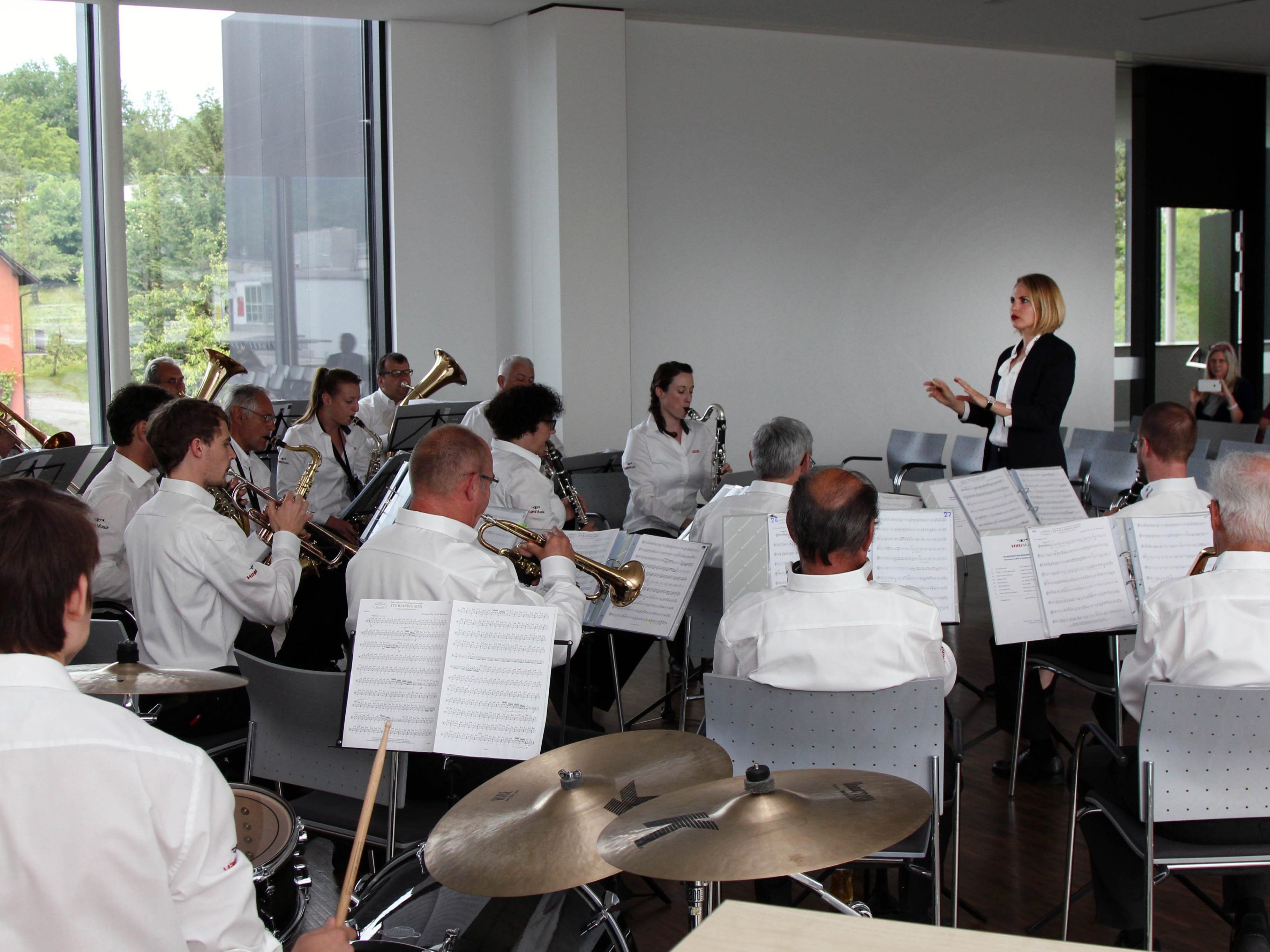 Hilti Musik Schaaan überraschte mit einem Konzert im Feldkircher Spital.