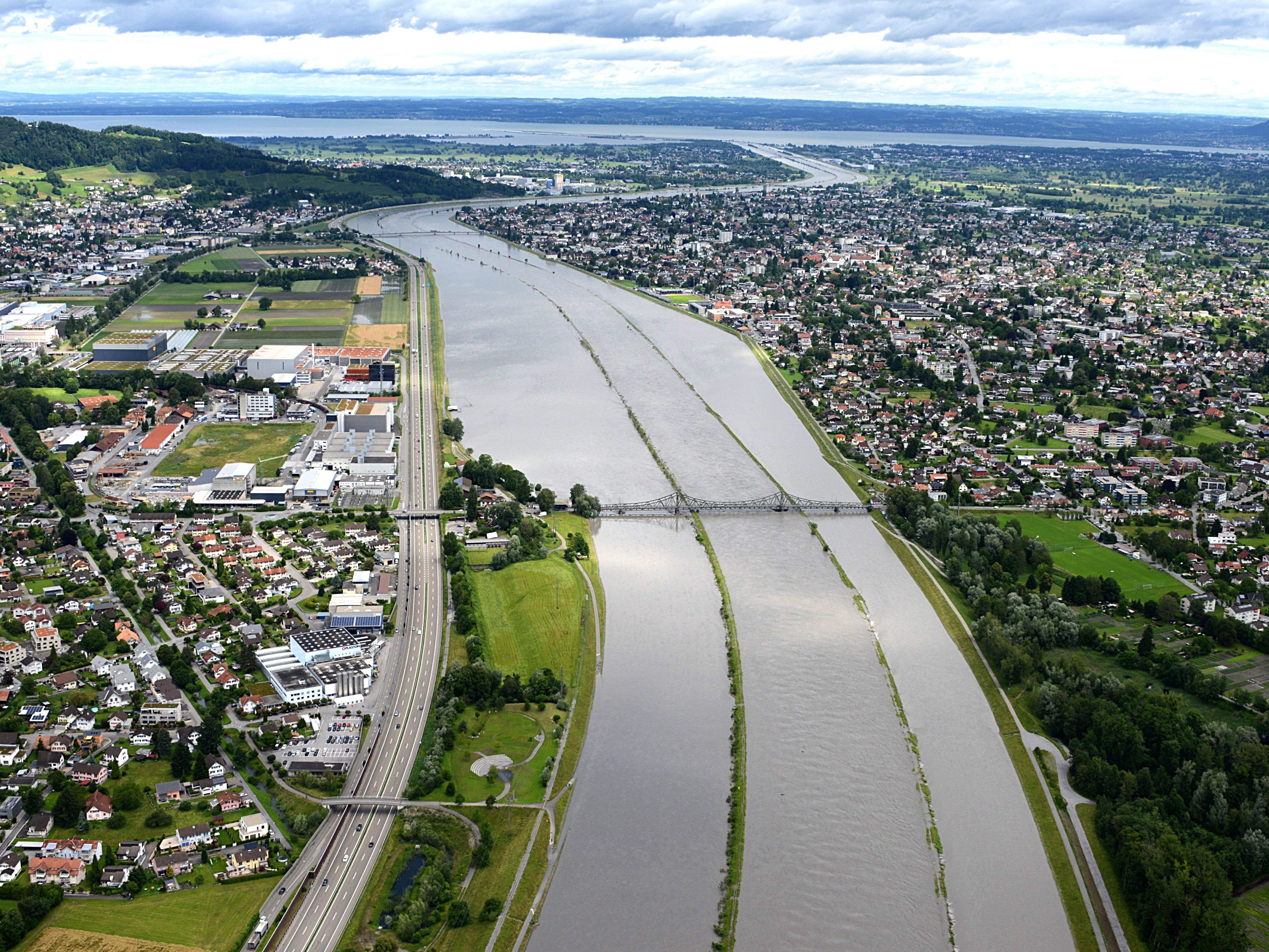 Hochwasserführender Rhein 2017