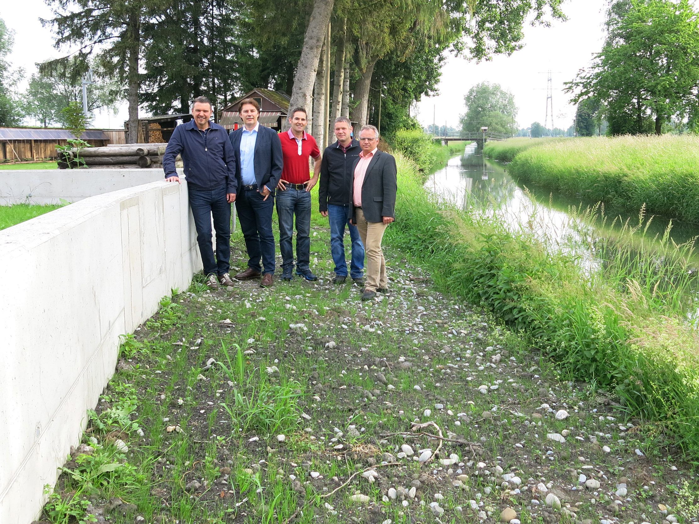 Bürgermeister Kurt Fischer, Tiefbaugemeinderat Martin Fitz, Robert Fontanari (Wasserwirtschaft Land Vorarlberg), Peter Buschta (Tiefbauamt) und Christoph Metzler (Adler+Partner) beim Lokalaugenschein.