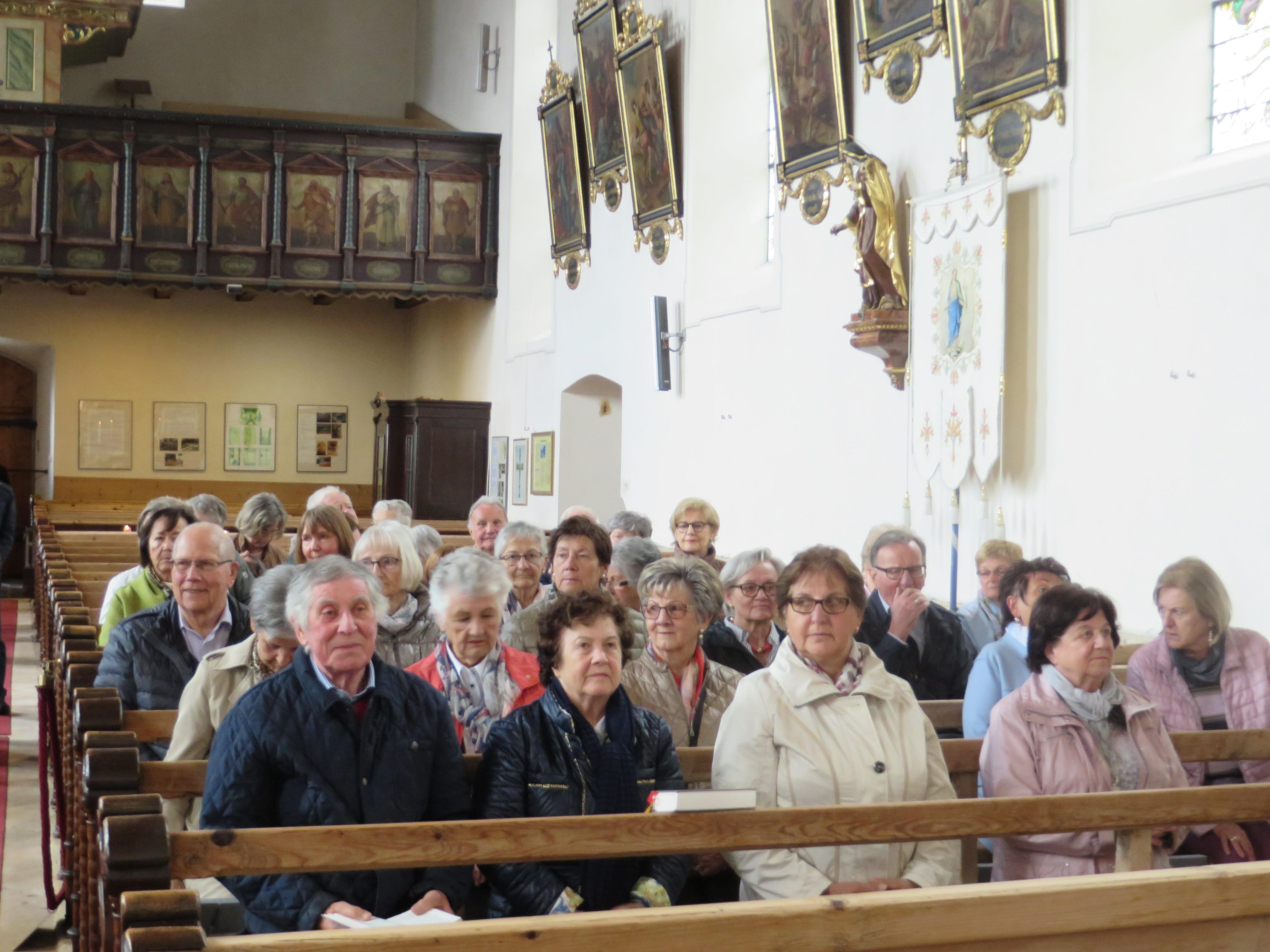 Ein Teil der Teilnehmer in der Barockkirche in Bartholomäberg