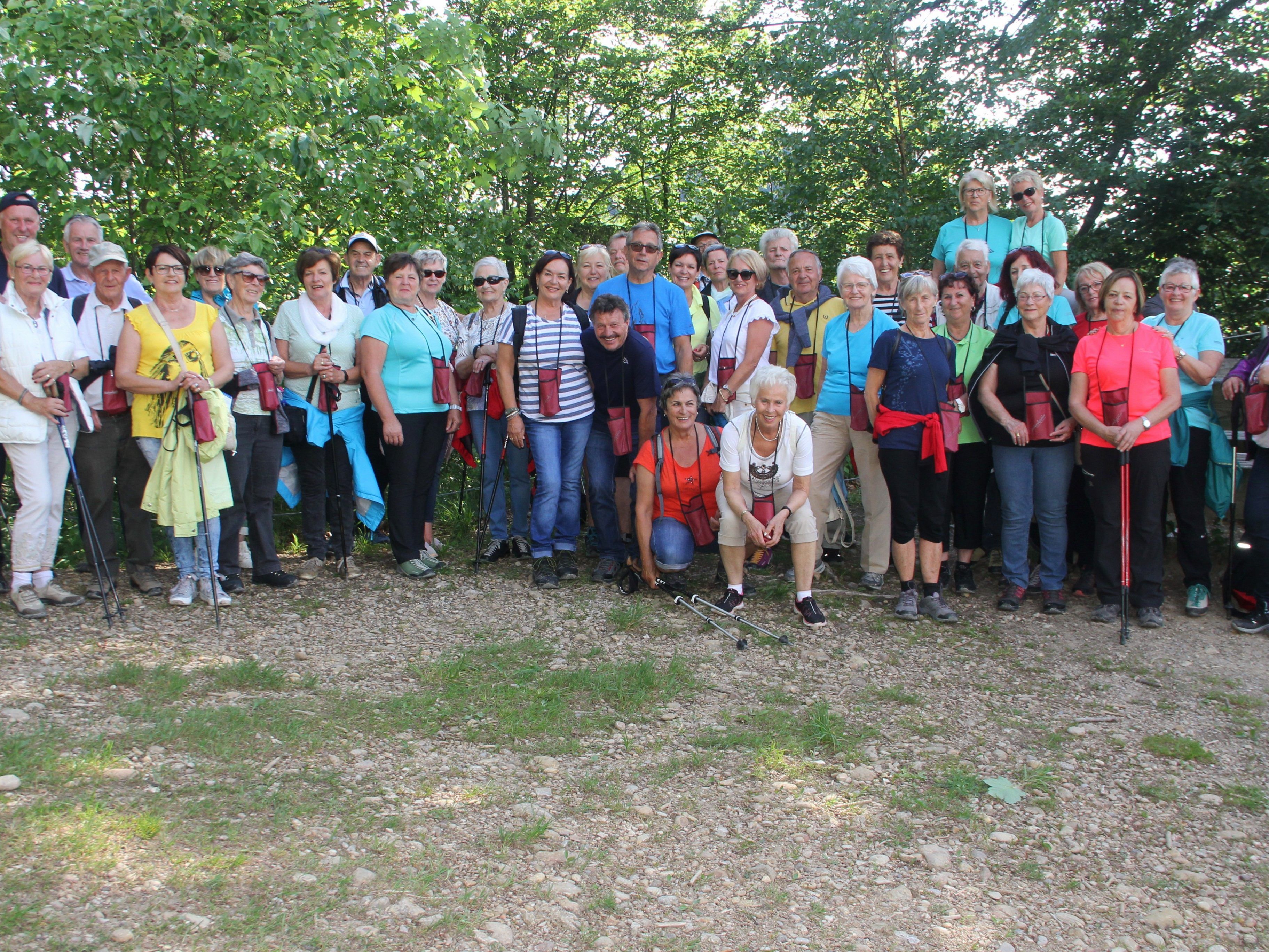Interessierte Teilnehmer beim Besuch in der Eistobelschlucht Interessierte Teilnehmer beim Besuch in der Eistobelschlucht