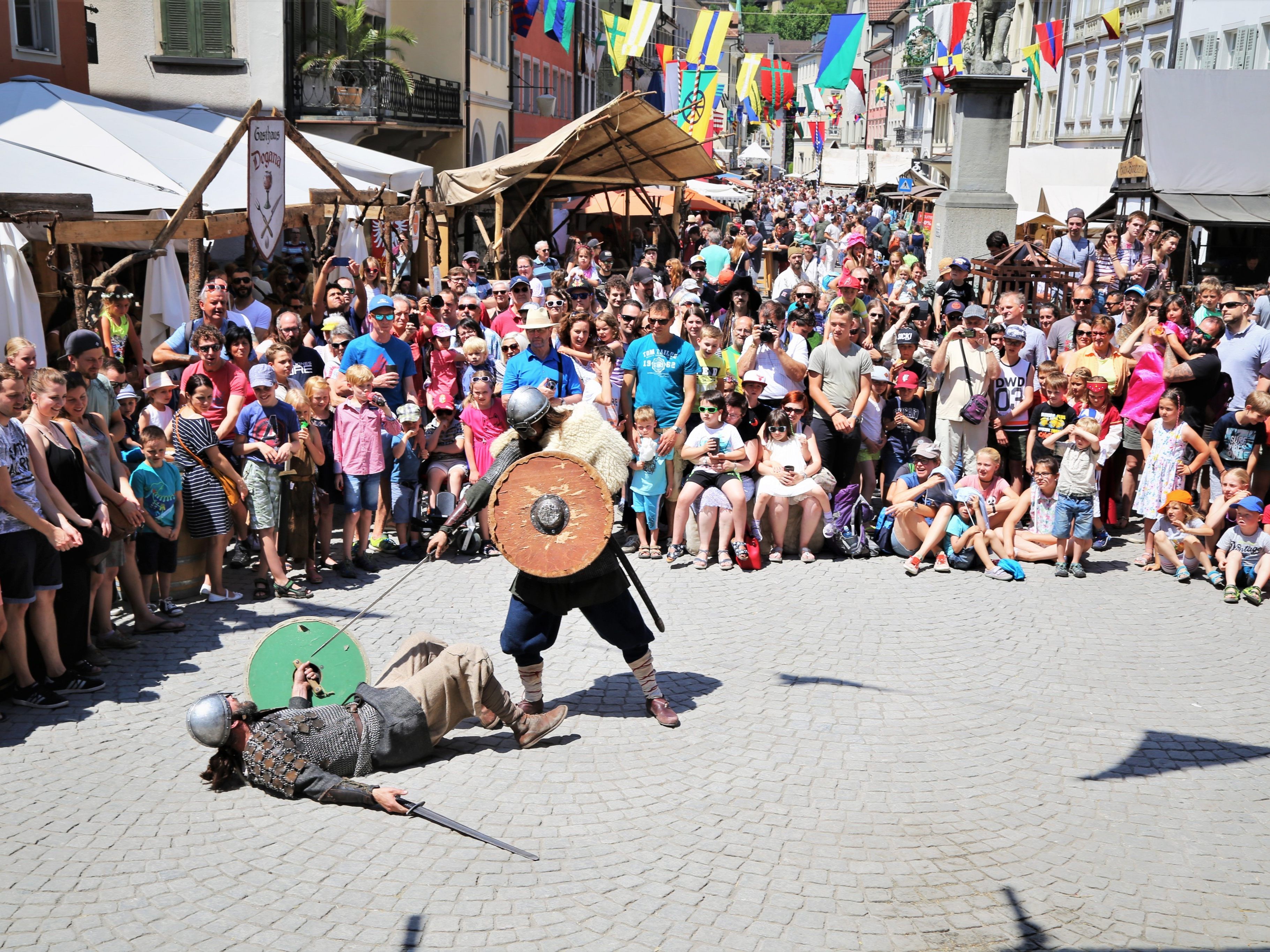 Klirrende Schwerter: Ein Besuchermagnet beim heurigen Montfortspektakel waren die Schaukämpfe von „Equites“.