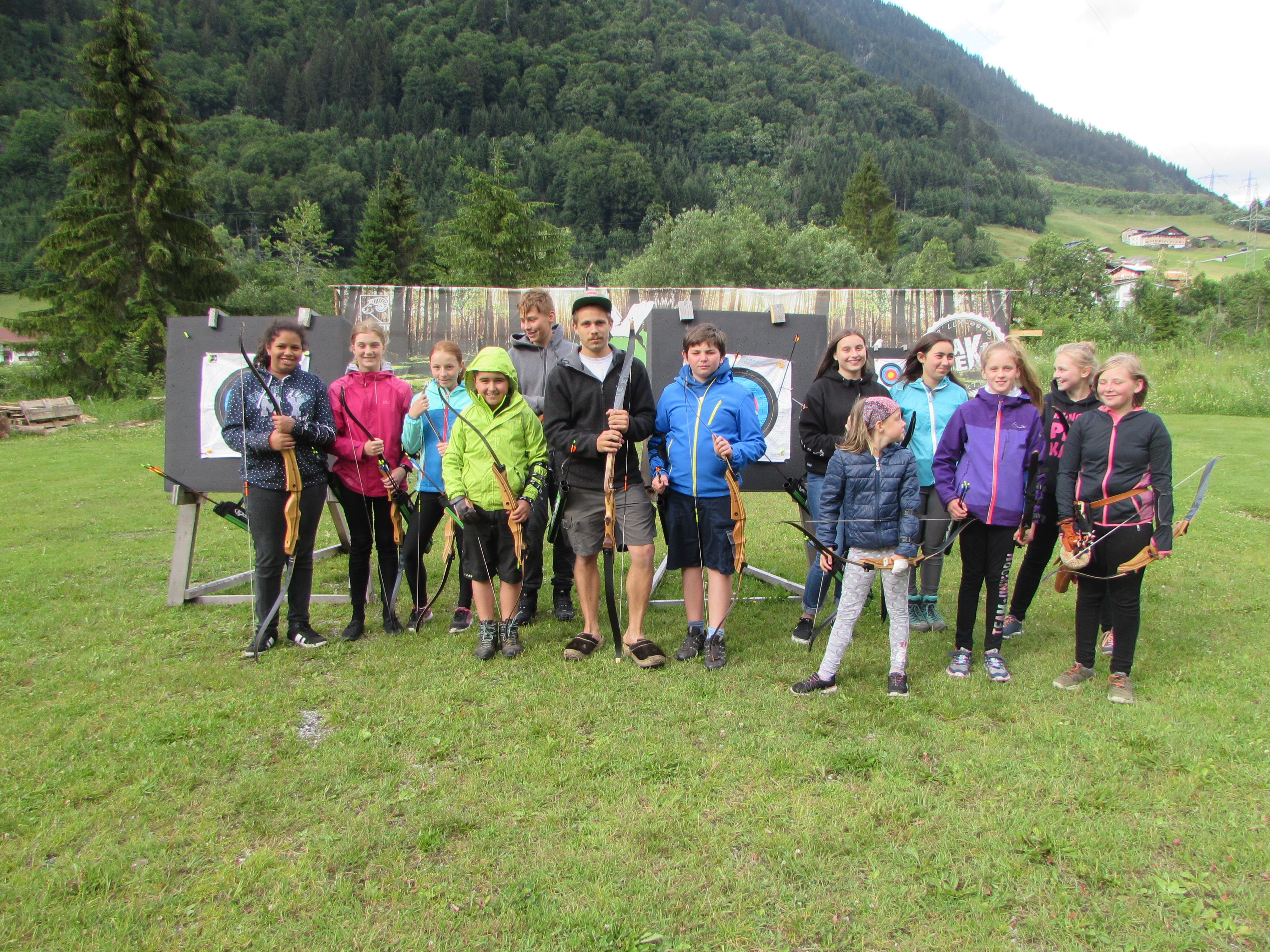 Ministranten beim Bogenschießen