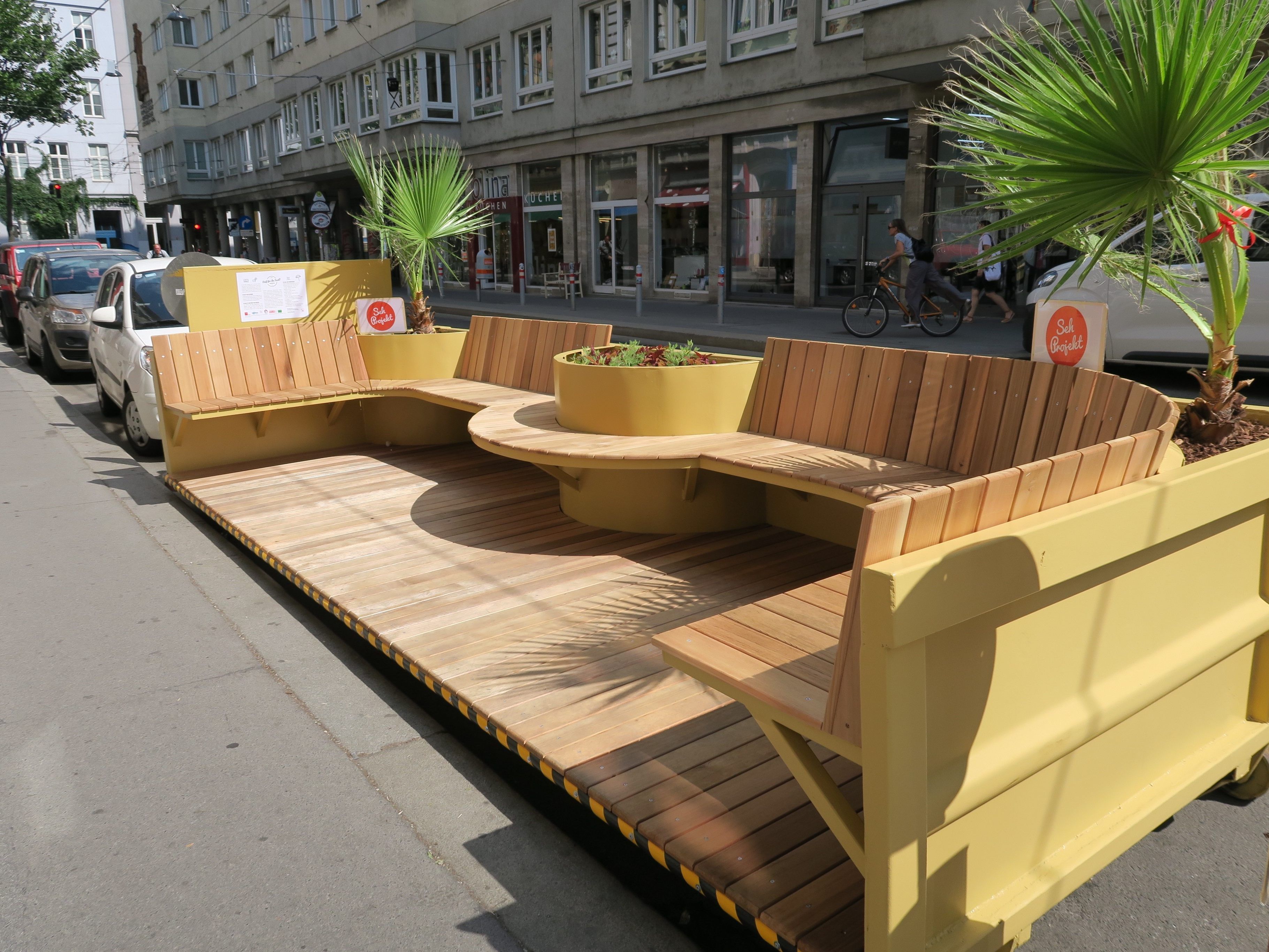 Der Wanderbare Schanigarten zieht durch Neubau. Der Wanderbare Schanigarten zieht durch Neubau.