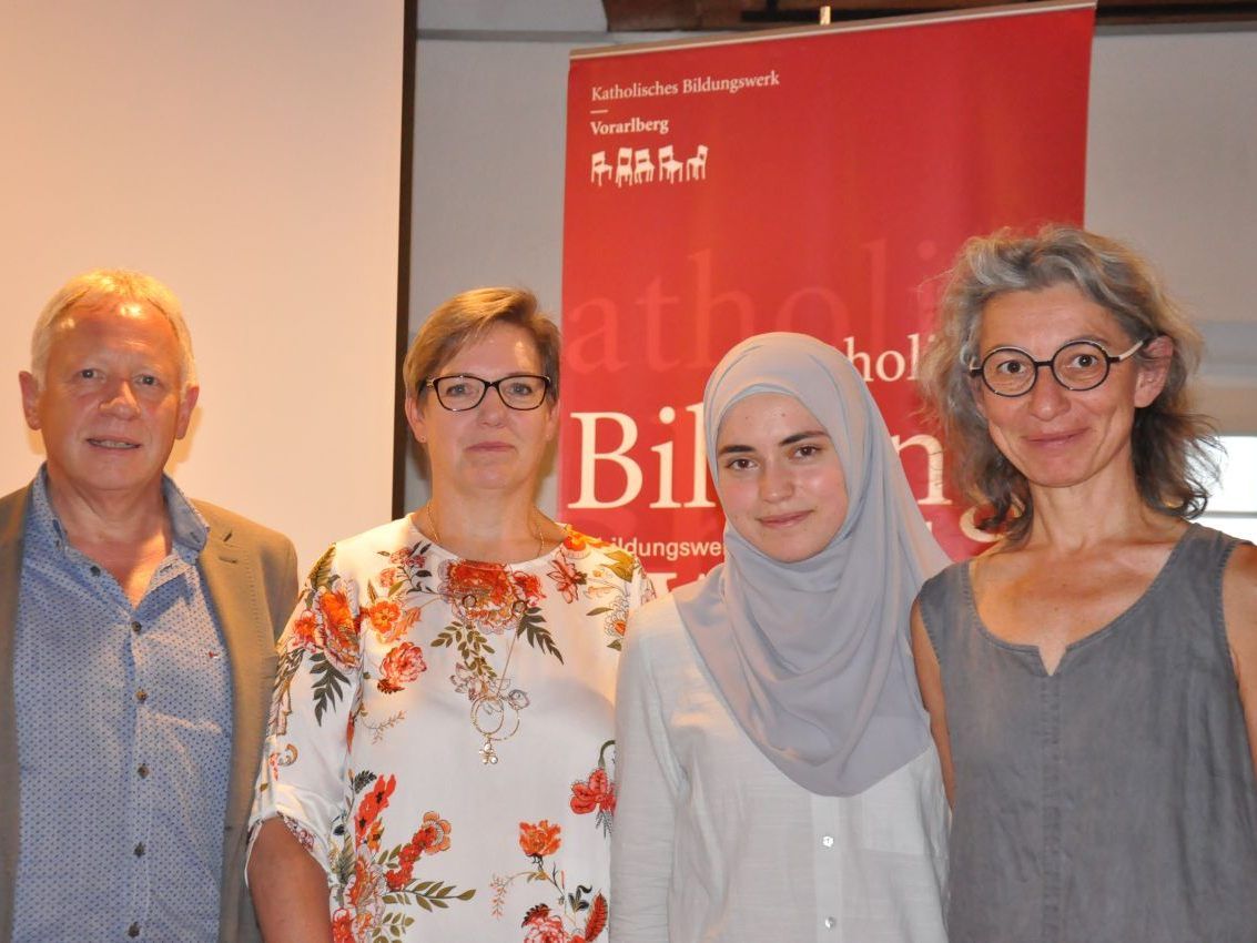 PodiumsteilnehmerInnen mit der Referentin Prof. Dr. Ursula Rapp