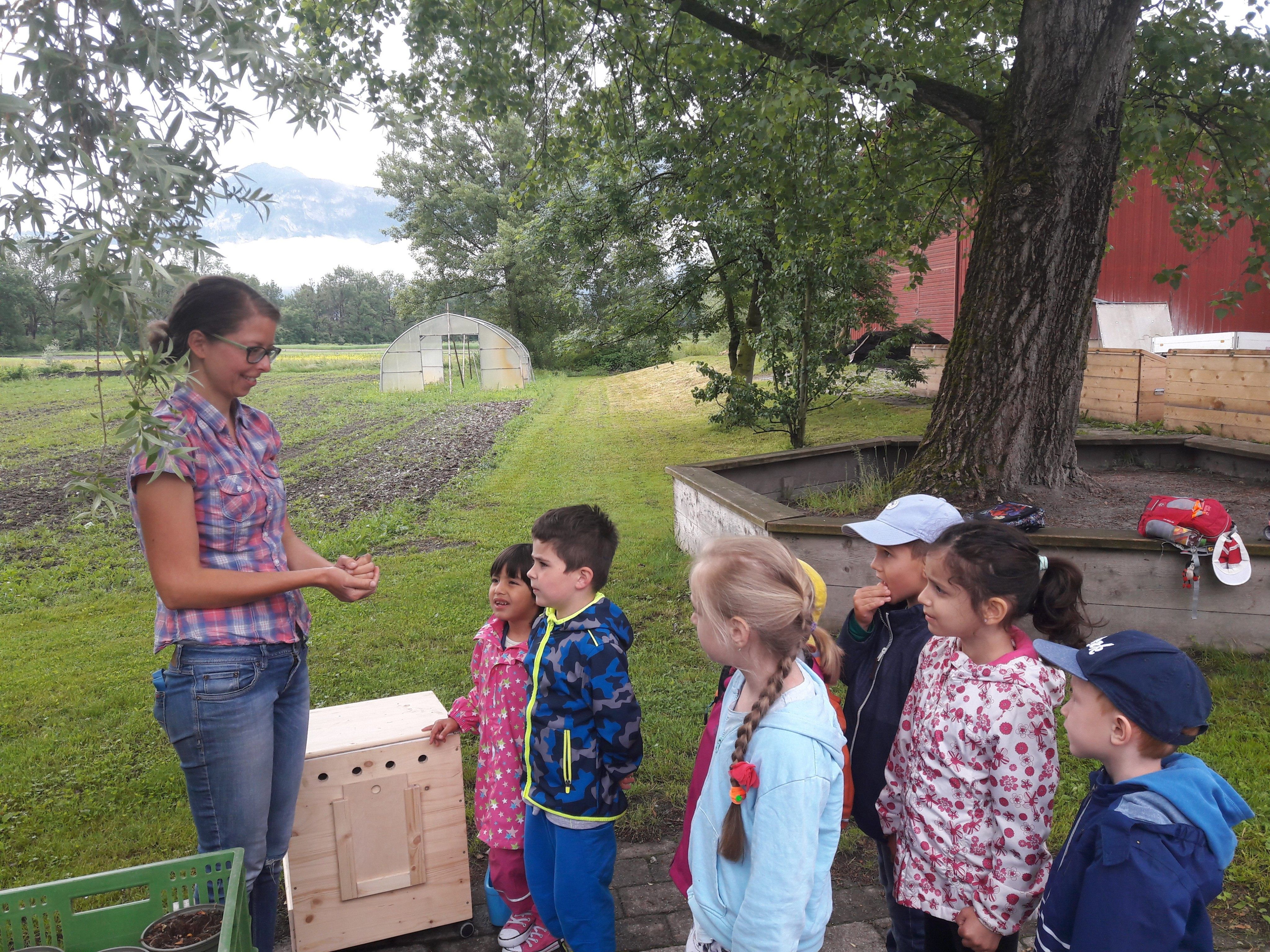 Stefanie Kremmel, Projektkoordinatorin bei Integra, bringt den Kindern die Landwirtschaft und ihre Produkte näher.