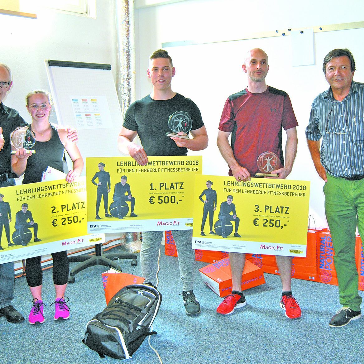 Manfred Scheel (Sprecher der Fitnessbetriebe) und Franz-Josef Winsauer (Landesschulinspektor Berufsschulen) mit den drei erstplatzierten Lehrlingen.