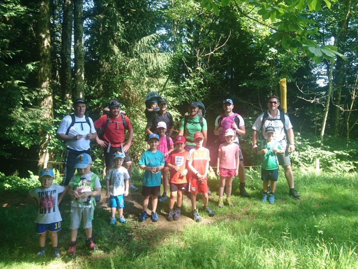 Väter und Kinder nahmen den Vatertag als Anlass für eine gemeinsame Wanderung auf den Hirschberg.