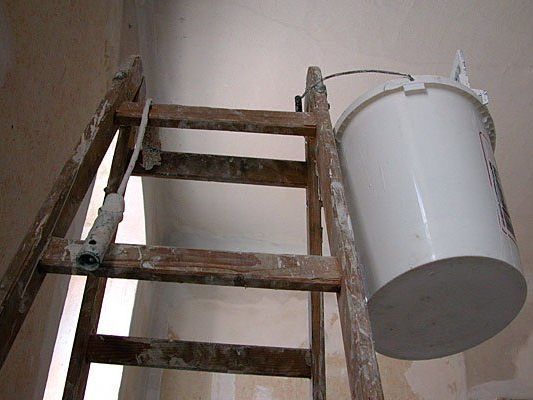 Nachdem die angeblichen Handwerker das Geld kassiert hatten, verschwanden sie. Nachdem die angeblichen Handwerker das Geld kassiert hatten, verschwanden sie.