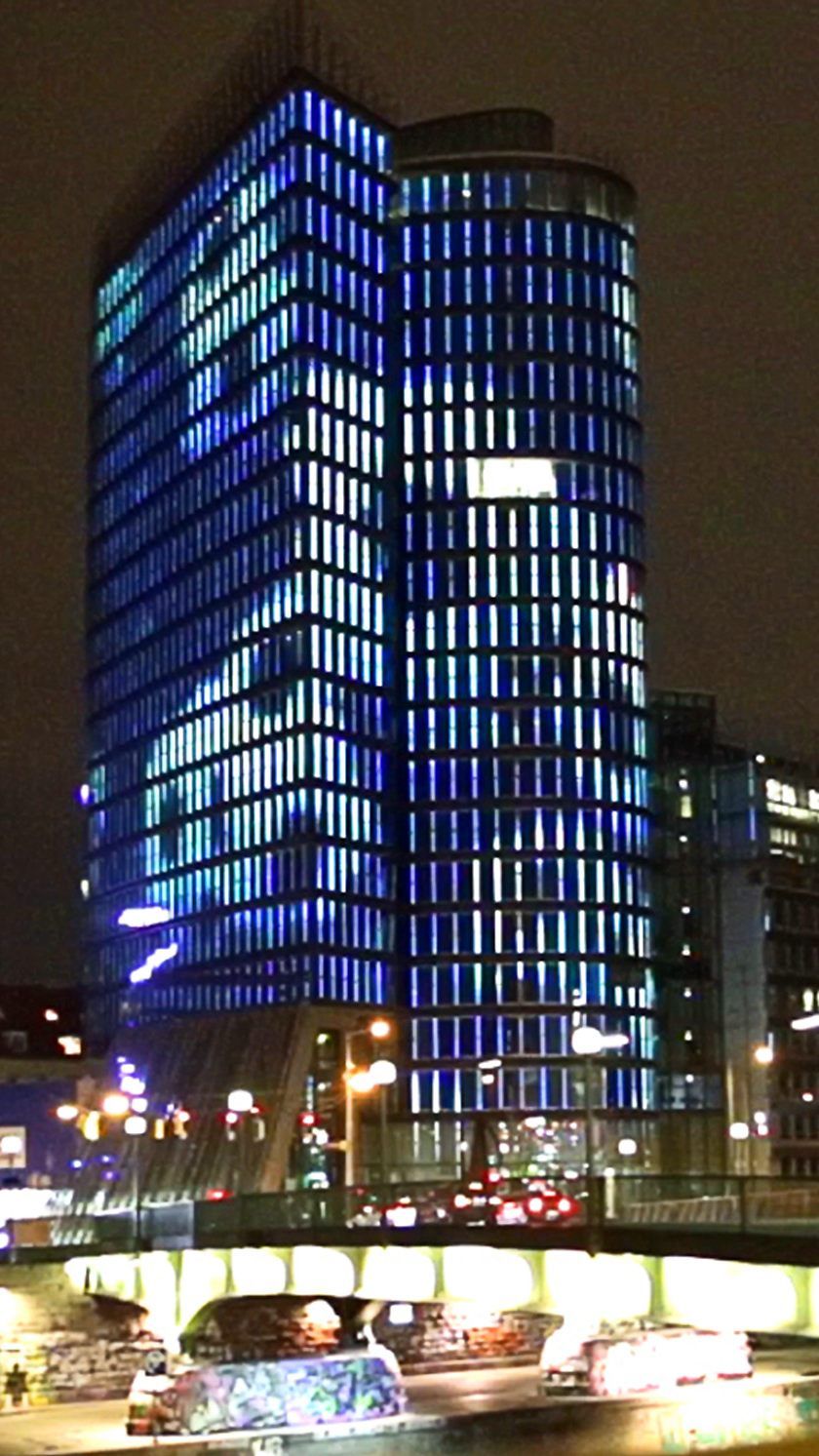 UNIQA sieht die Fußball WM als Anlass zur Änderung der Fassade.