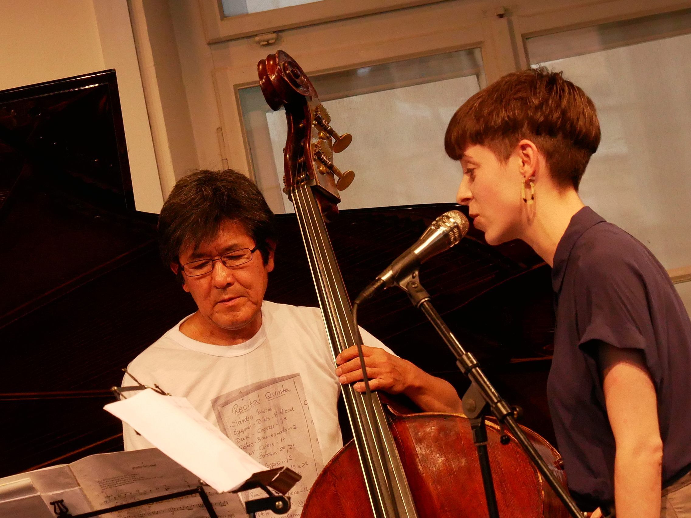 Eine der Komponistinnen, deren Werke zur Aufführung kamen, war Laura Winkler. Mit ihrer gesanglichen Begleitung schuf sie einen sphärischen Klangraum.