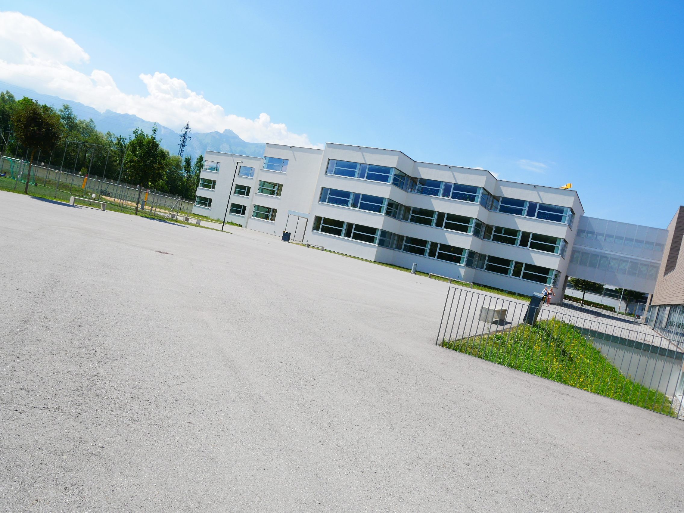In seinem gegenwärtigen Zustand ist der Schulhof der MS Oberau nicht nutzbar: Er ist eine kahle Betonfläche mit wenig einladenden Betonbänken. In seinem gegenwärtigen Zustand ist der Schulhof der MS Oberau nicht nutzbar: Er ist eine kahle Betonfläche mit wenig einladenden Betonbänken.