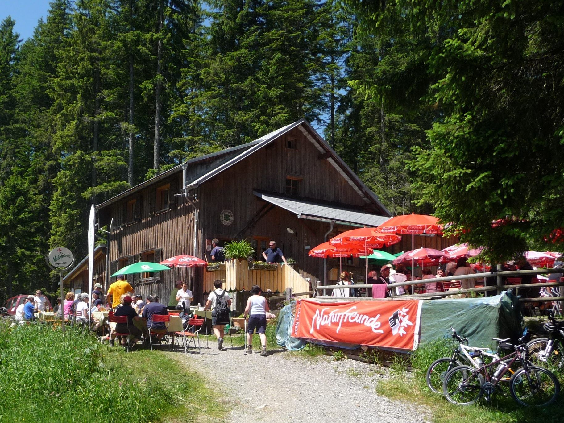 Geselliges Beisammensein auf der Hütte