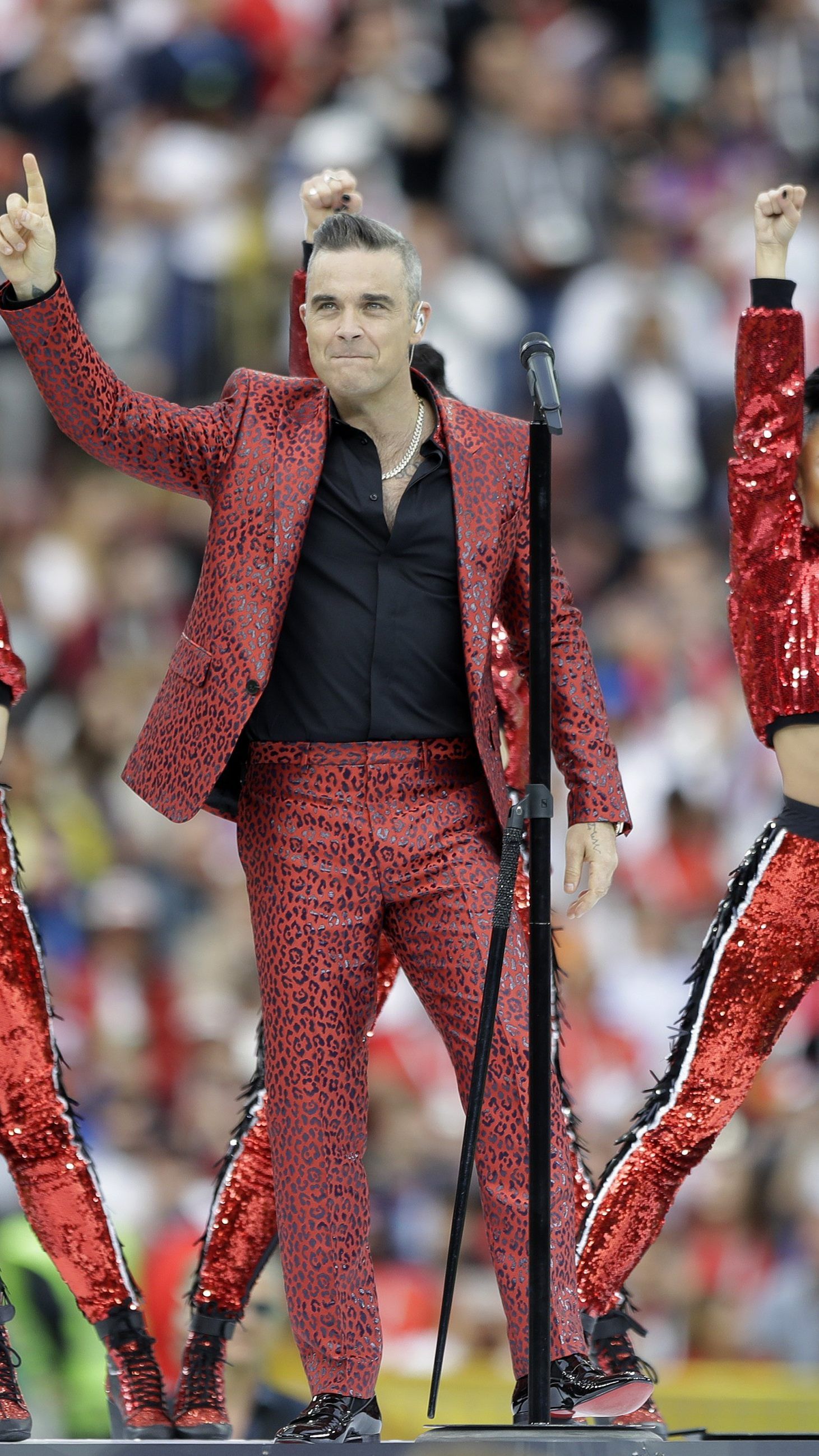 Sänger Robbie Williams heizte den Fans ordentlich ein.