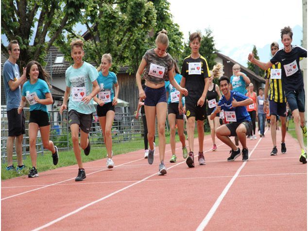 Katrin Romer, Tabatha Oggertschnig und Vanessa Dörn organisierten einen Stundenlauf.