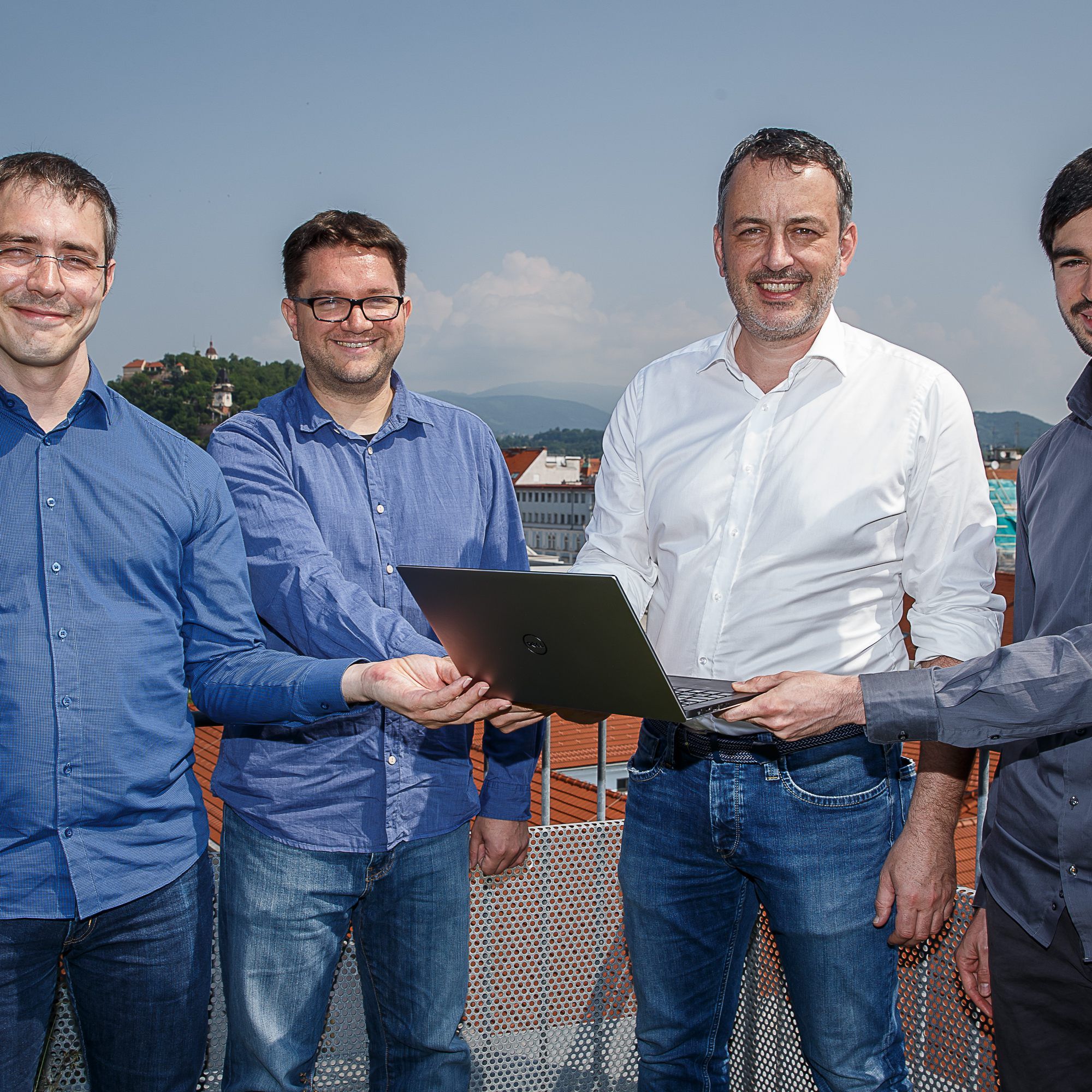 Der Geschäftsführer der VRZ Informatik GmbH, Gregor Hilbrand, mit dem Team der Smart Software GmbH in Graz, seit Anfang Juni eine 100-Prozent-Tochter von VRZ.