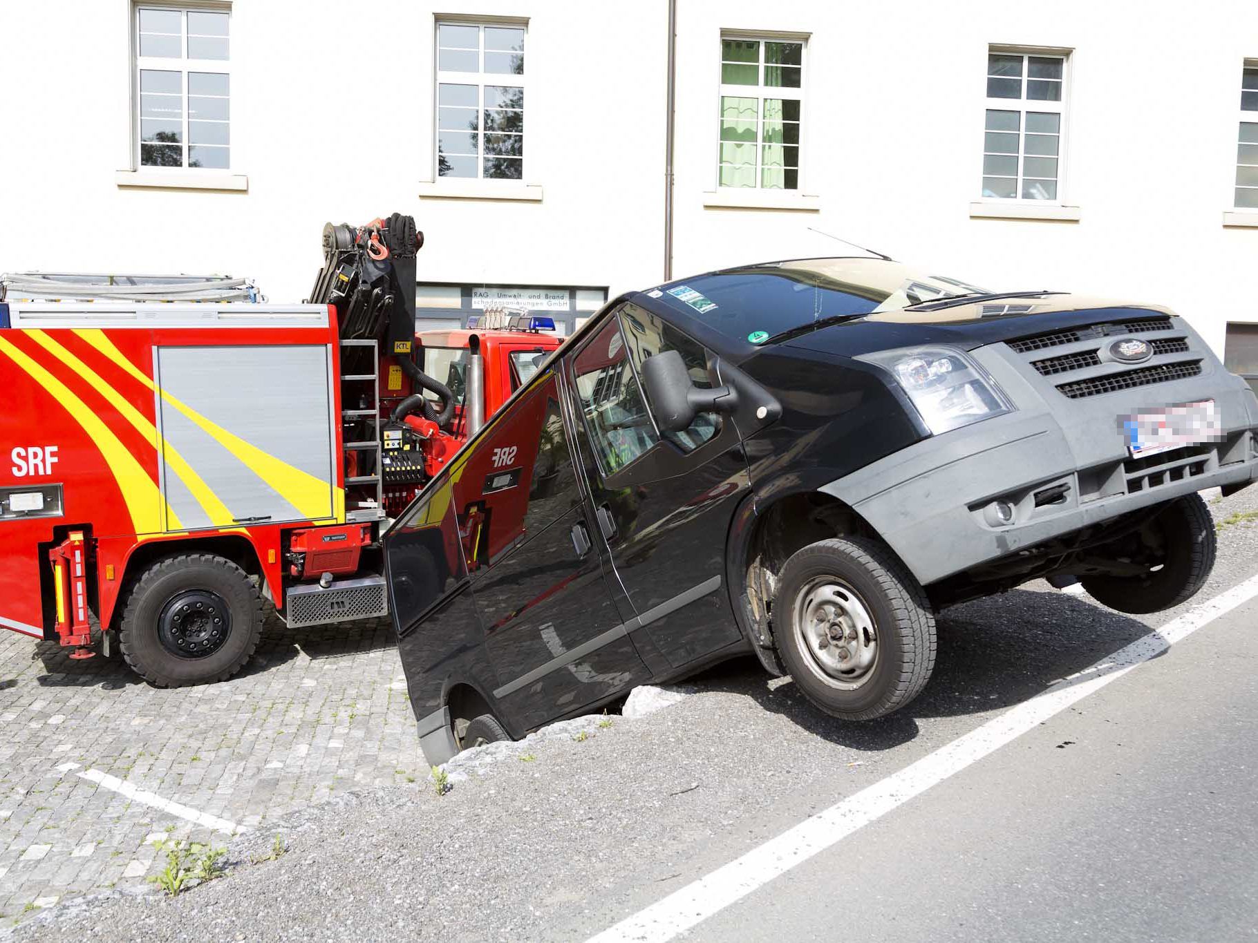 Die Feuerwehr Rankweil musste schweres Gerät einsetzen. Die Feuerwehr Rankweil musste schweres Gerät einsetzen.