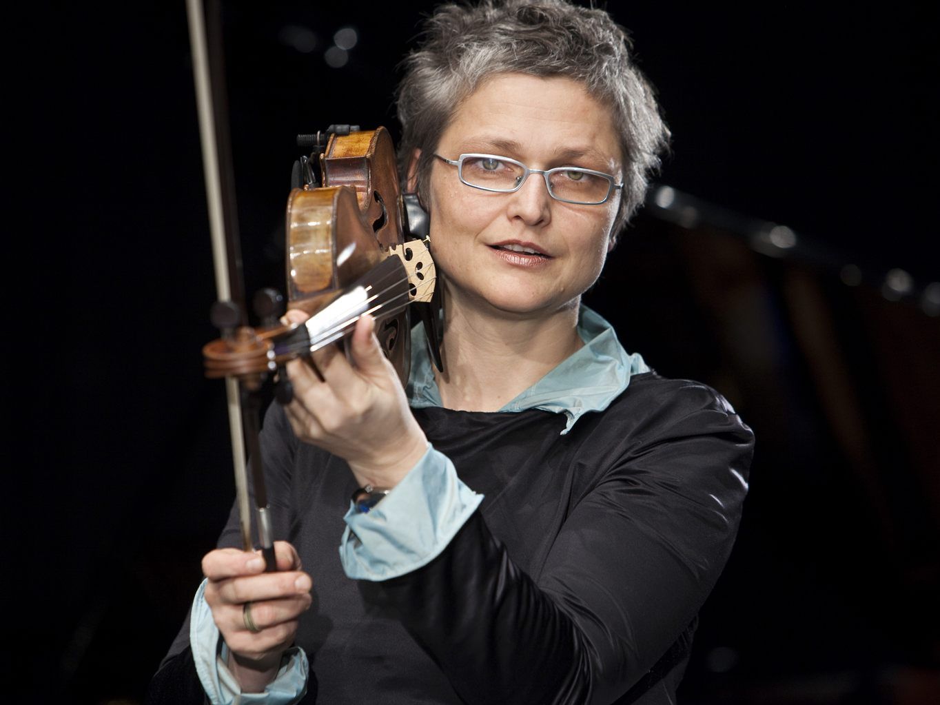 Die Bregenzerwälder Musikerin Evelyn Fink-Mennel lehrt seit 2008 am Vorarlberger Landeskonservatorium und betreut das dortige Zentrum Volksmusikforschung Bodenseeraum.