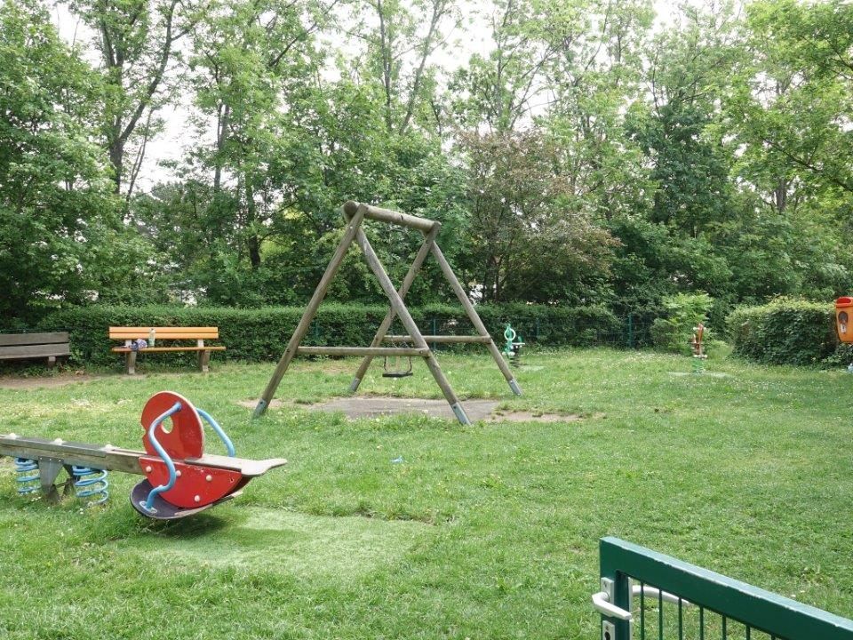 Der 25-Jährige soll auf dem Spielplatz einen Meisel nach Kindern geworfen haben.