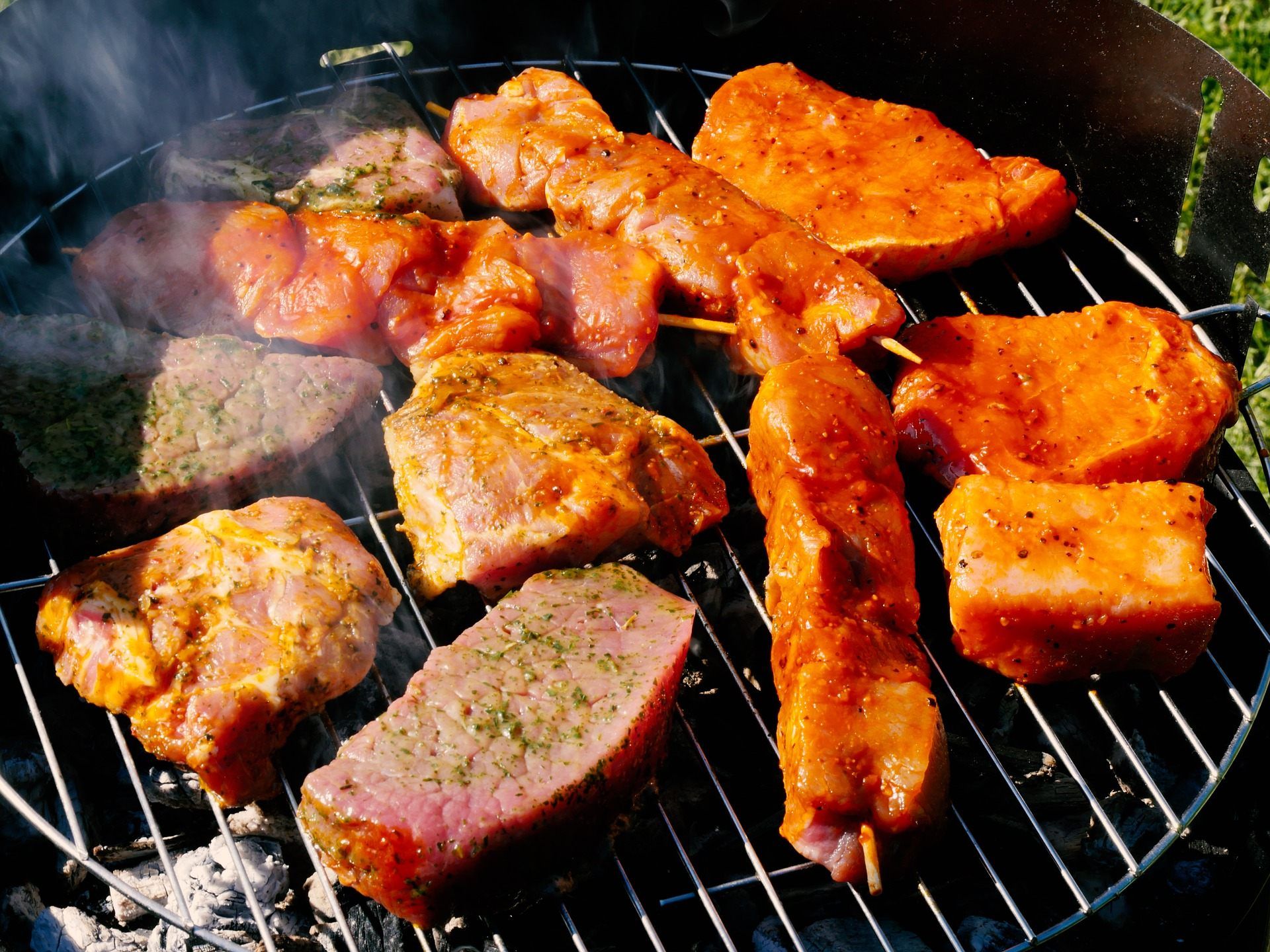 Für das leibliche Wohl wird beim Sommerfest am Biobauernmarkt Freyung mit einer Bio-Grillerei gesorgt. Für das leibliche Wohl wird beim Sommerfest am Biobauernmarkt Freyung mit einer Bio-Grillerei gesorgt.