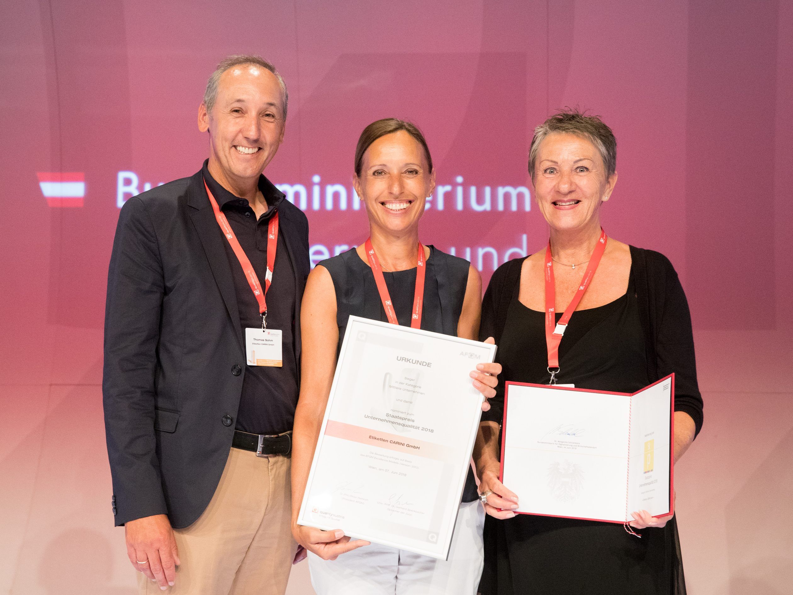 Der geschäftsführende Gesellschafter Thomas Sohm, Geschäftsführerin Andrea Sohm und Petra Thiel, die Leiterin des Qualitätsmanagements, freuen sich über den Staatspreis.