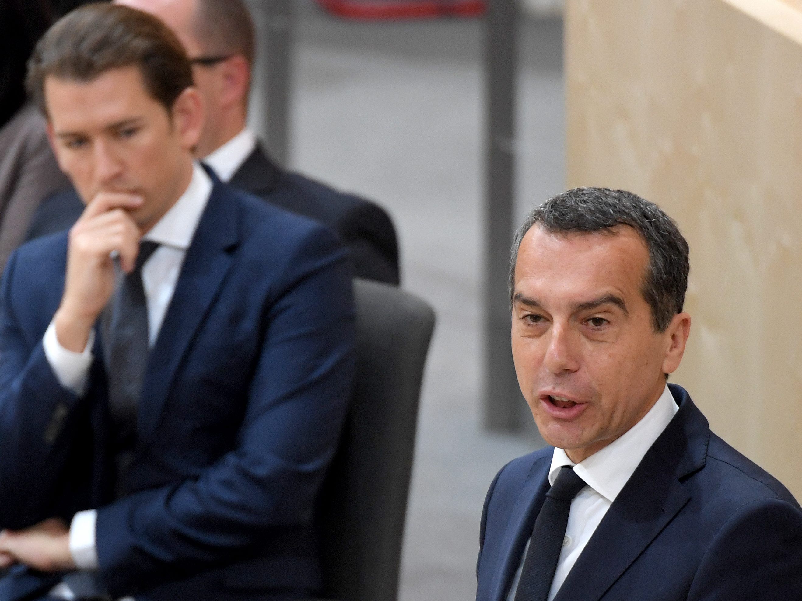 Christian Kern würde auch ein Volksbegehren gegen den 12-Stunden-Tag in Erwägung ziehen. Christian Kern würde auch ein Volksbegehren gegen den 12-Stunden-Tag in Erwägung ziehen.