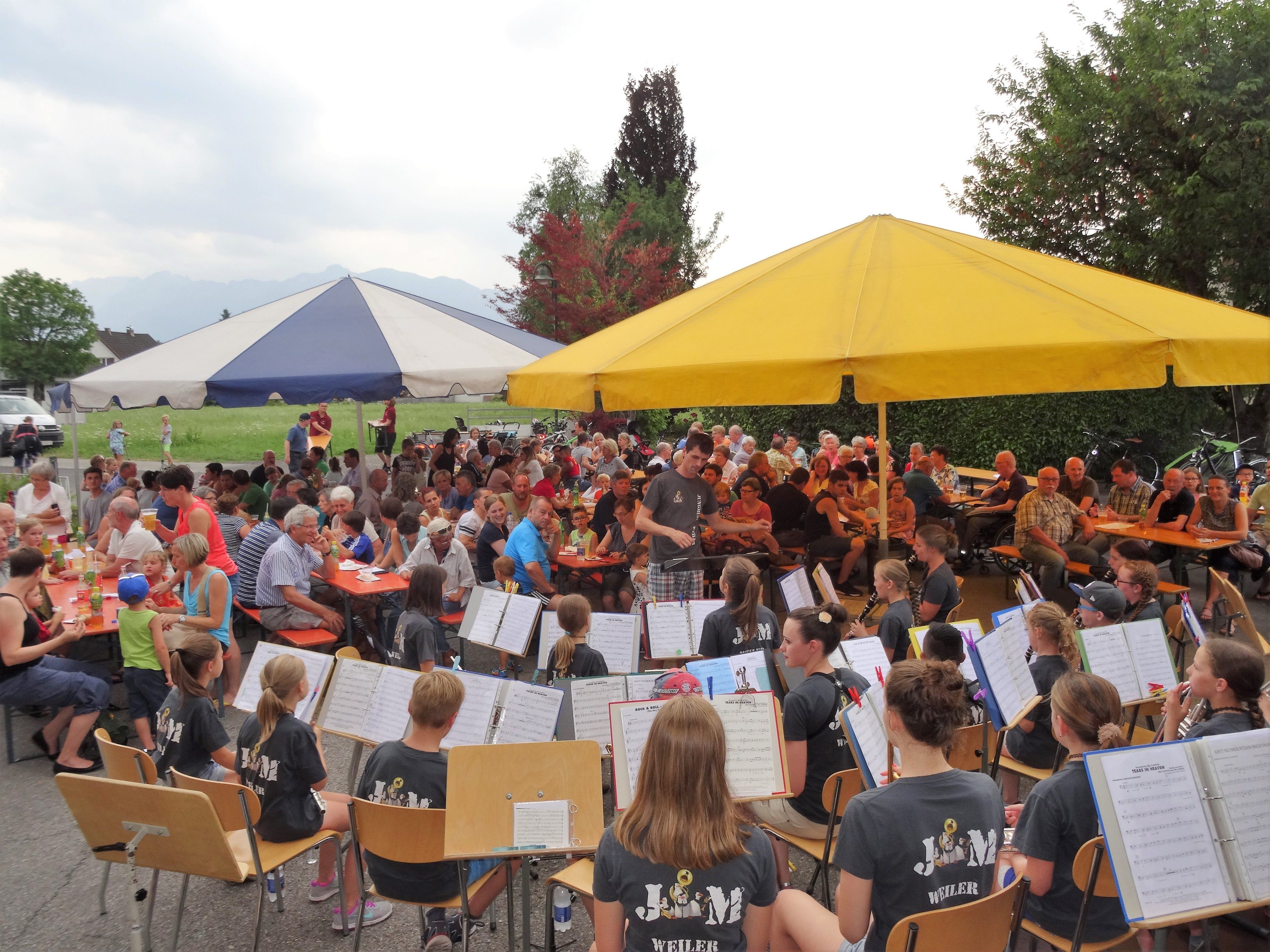 Dämmerschoppen vor dem Musikheim