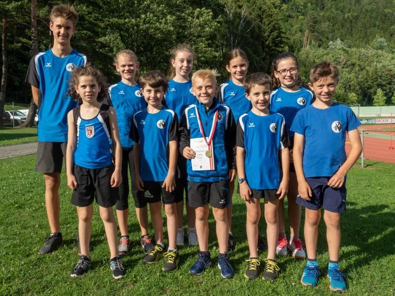 Die erfolgreichen Leichtathleten mit Leon Dobler in der Mitte Die erfolgreichen Leichtathleten mit Leon Dobler in der Mitte