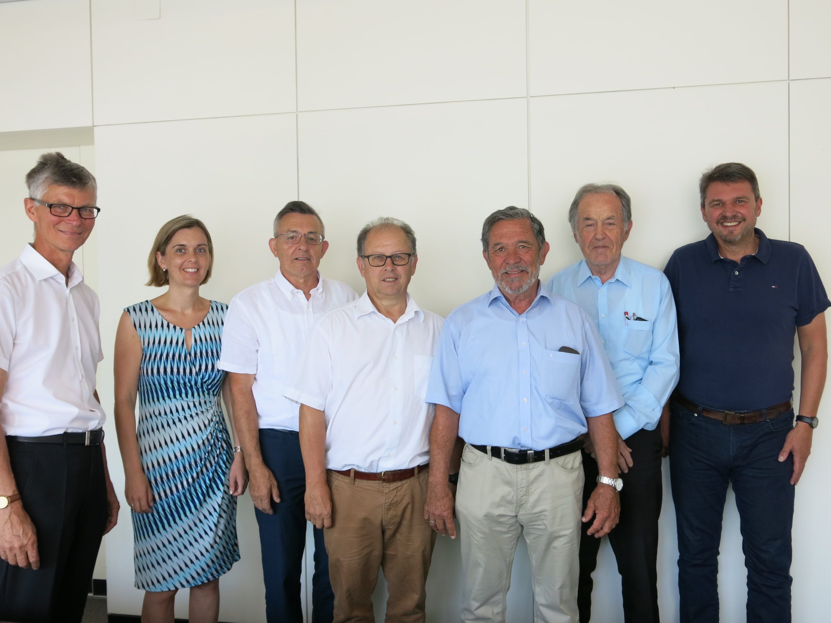 Bezirkshauptmann Helgar Wurzer, Tanja Rüf (Rechtsabteilung der Gemeinde), und die Vertrauenspersonen des Gemeindevermittlungsamts Franz Reinbacher, Wolfgang Bösch, Obmann Hans Fitz und Ersatzmann Walter Bösch mit Bürgermeister Kurt Fischer. Bezirkshauptmann Helgar Wurzer, Tanja Rüf (Rechtsabteilung der Gemeinde), und die Vertrauenspersonen des Gemeindevermittlungsamts Franz Reinbacher, Wolfgang Bösch, Obmann Hans Fitz und Ersatzmann Walter Bösch mit Bürgermeister Kurt Fischer.