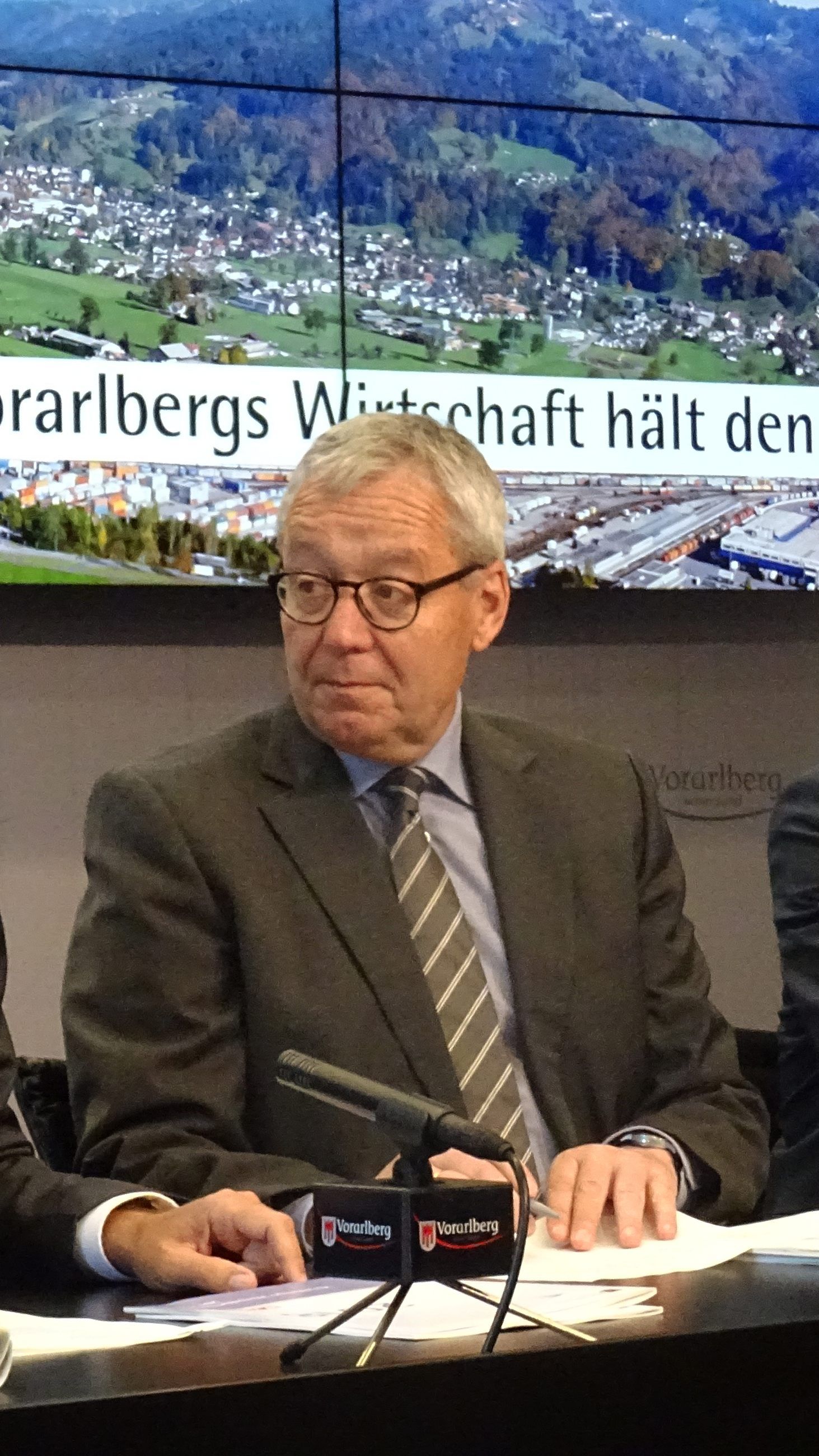 Wirtschaftsbericht 2017/18 belegt Stabilität auf hohem Niveau