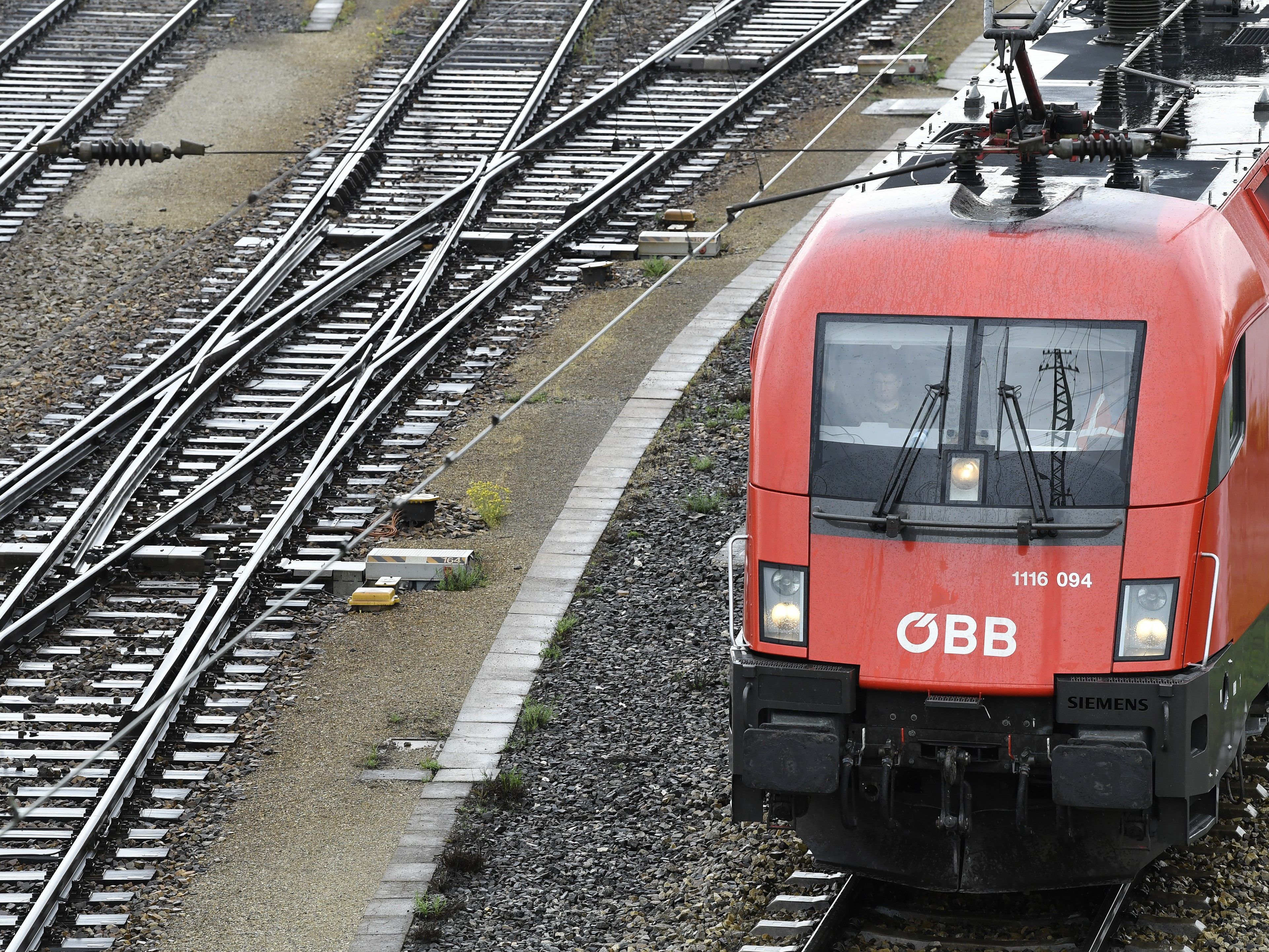 Am Montag kommt es für ÖBB-Fahrer zu Ausfällen und Verspätungen. Am Montag kommt es für ÖBB-Fahrer zu Ausfällen und Verspätungen.