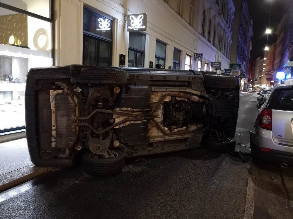 Das Auto des Unfalllenkers kam auf dem Dach zu liegen.