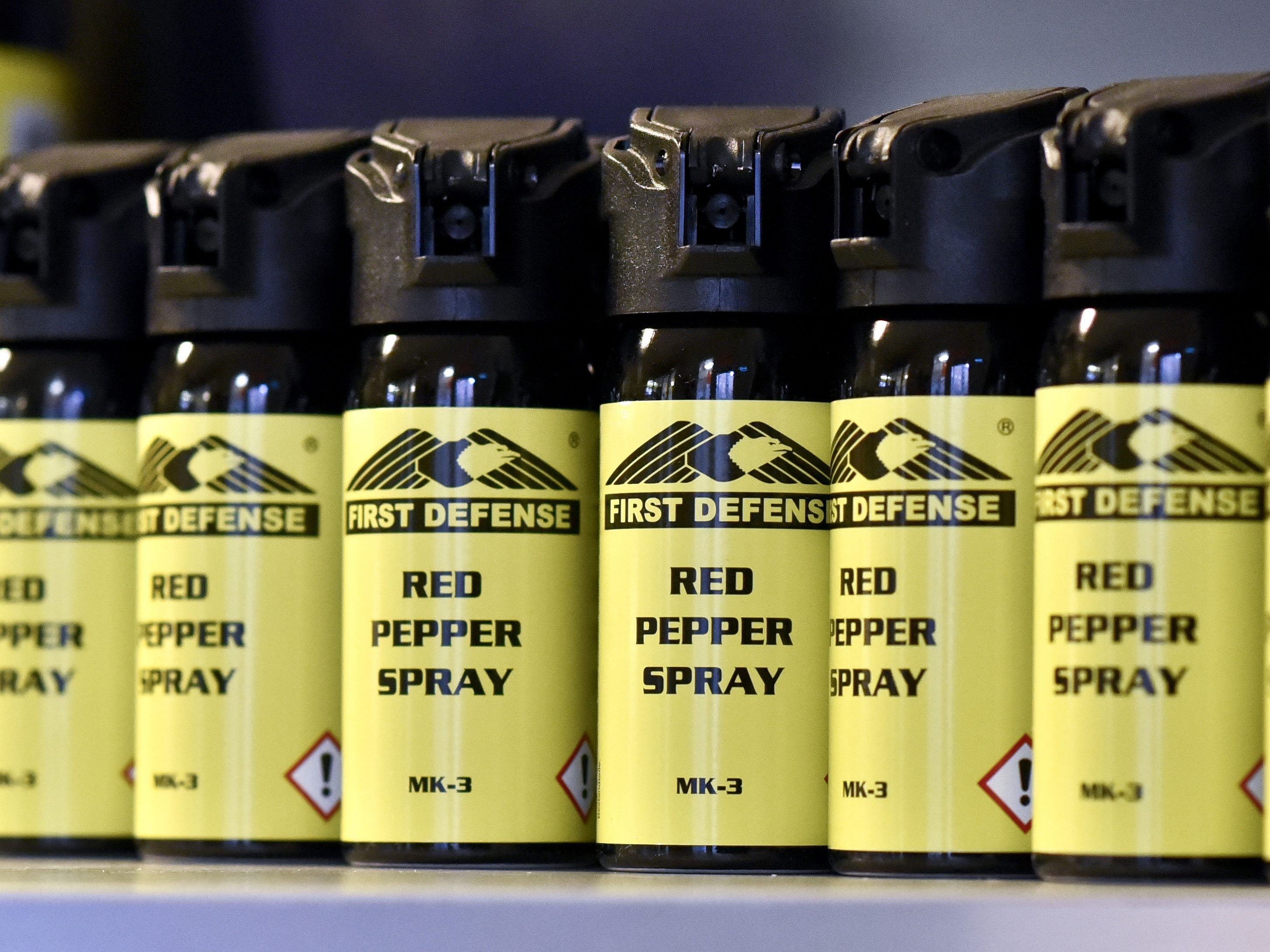 Der 44-Jährige setzte Pfefferspray gegen die Helfer ein. Der 44-Jährige setzte Pfefferspray gegen die Helfer ein.
