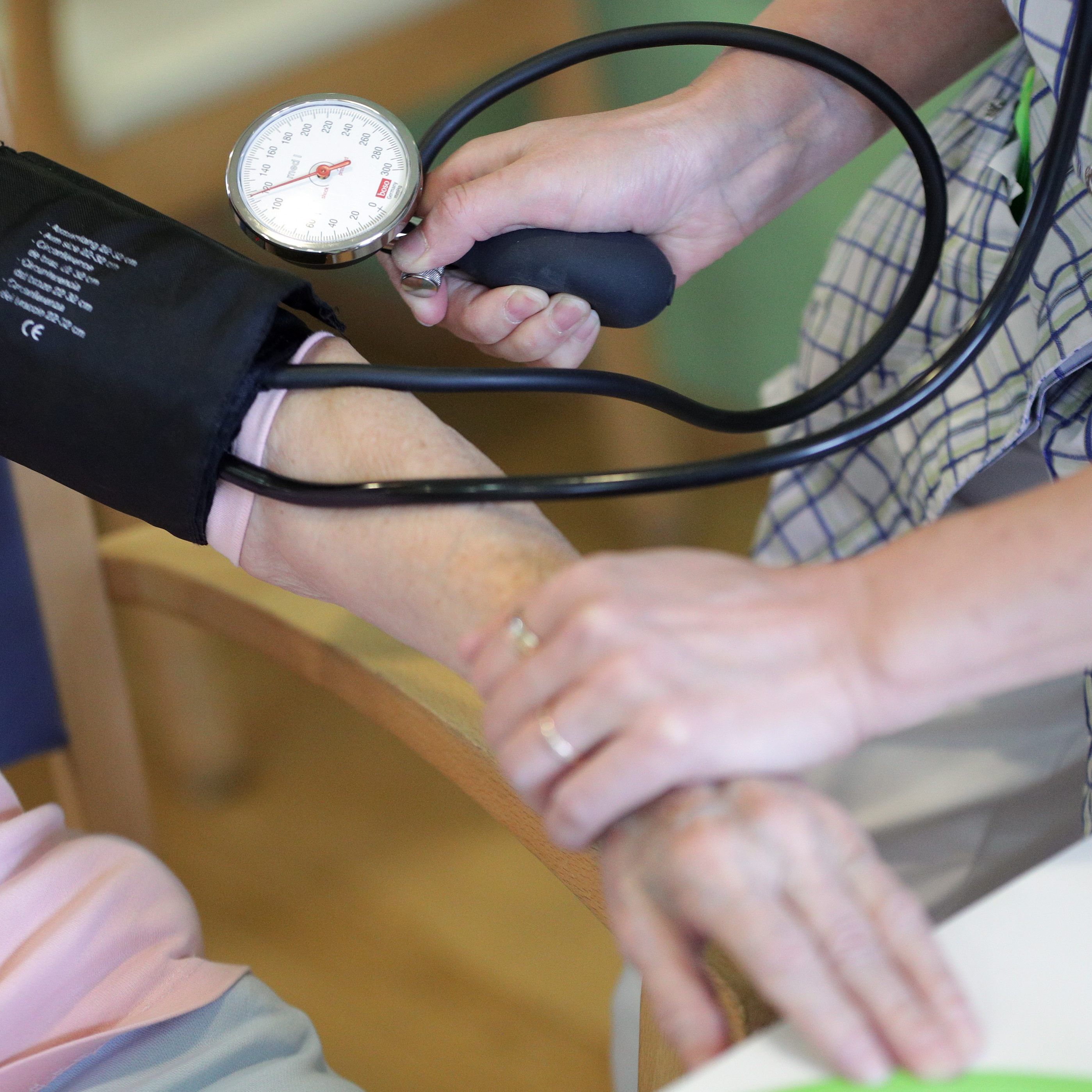 Jede dritte Pflegerin würde bei einer Anpassung der Familienbeihilfe ihren Job an den Nagel hängen.