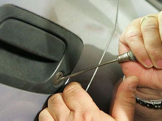 Der PKW-Einbrecher bedrohte den 25-jährigen Augenzeugen mit einem Messer.