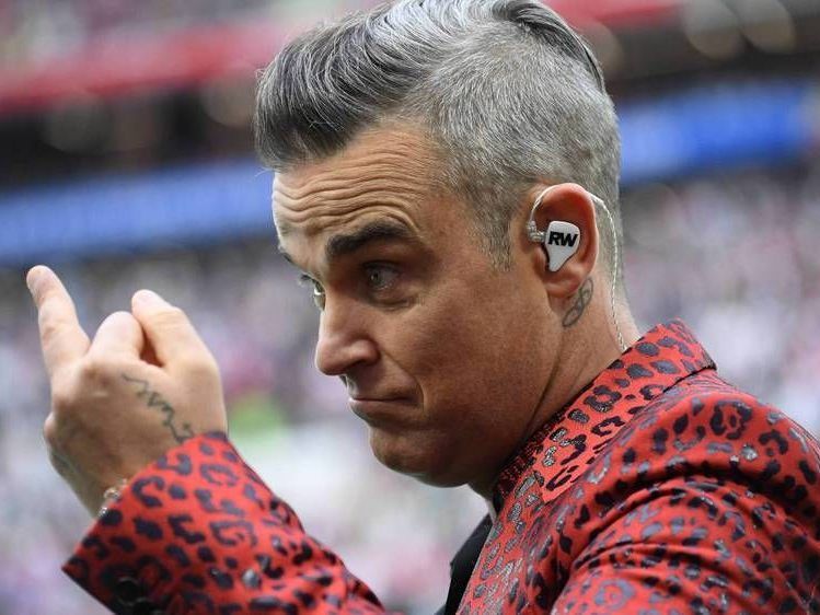 Sänger Robbie Williams zeigte bei den Eröffnungsfeier aller Welt den Stinkefinger. Sänger Robbie Williams zeigte bei den Eröffnungsfeier aller Welt den Stinkefinger.