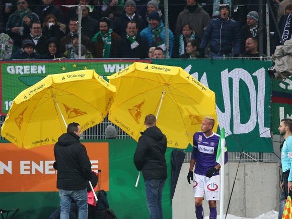 Die Geldstrafe gegen Rapid Wien nach den Derby-Vorfällen wurde reduziert. Die Geldstrafe gegen Rapid Wien nach den Derby-Vorfällen wurde reduziert.